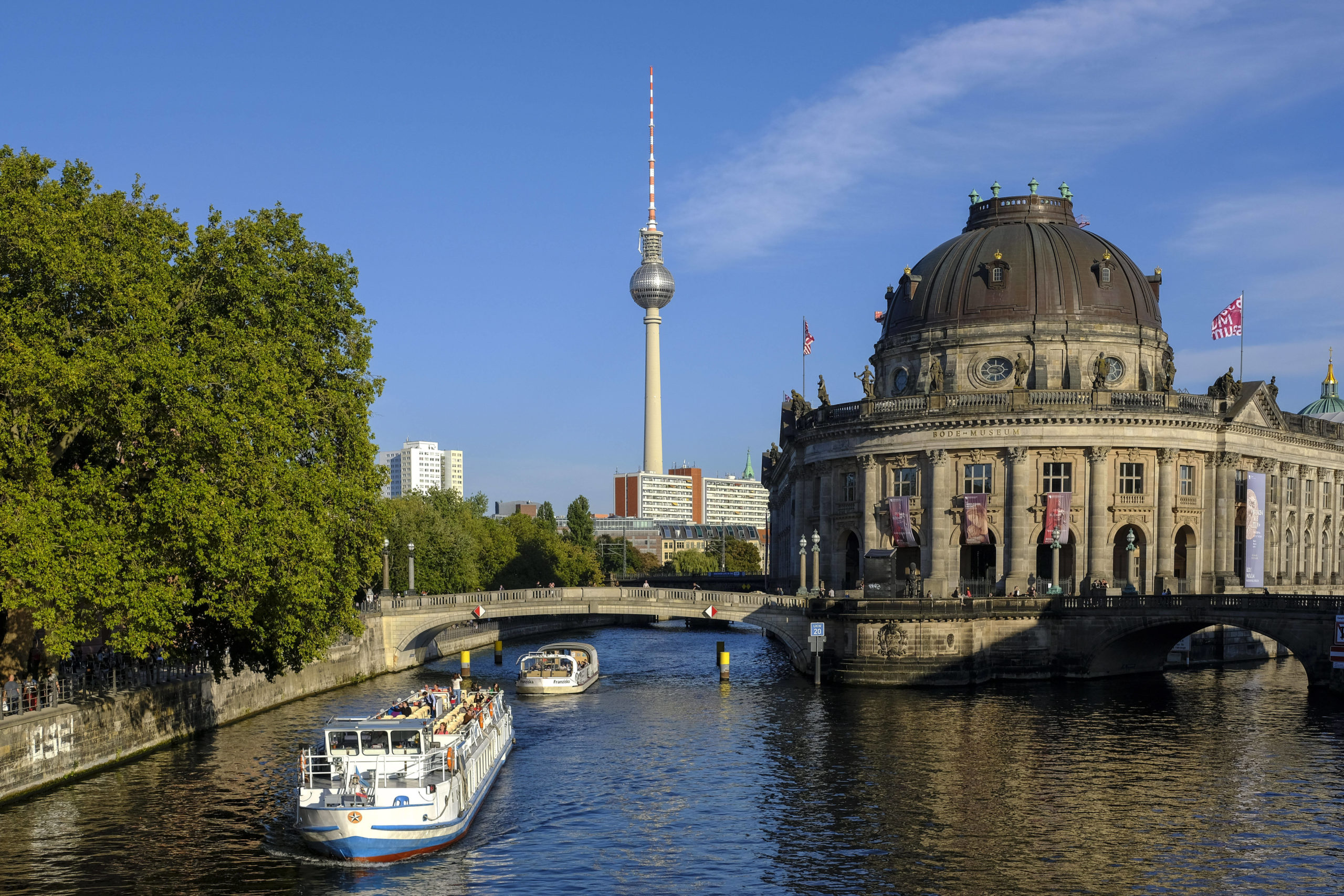 Blick aufs Bode-Museum: Auf der Welt bekannt ist Berlin auch für die Museumsinsel. Foto: Imago/Michael Kneffel
