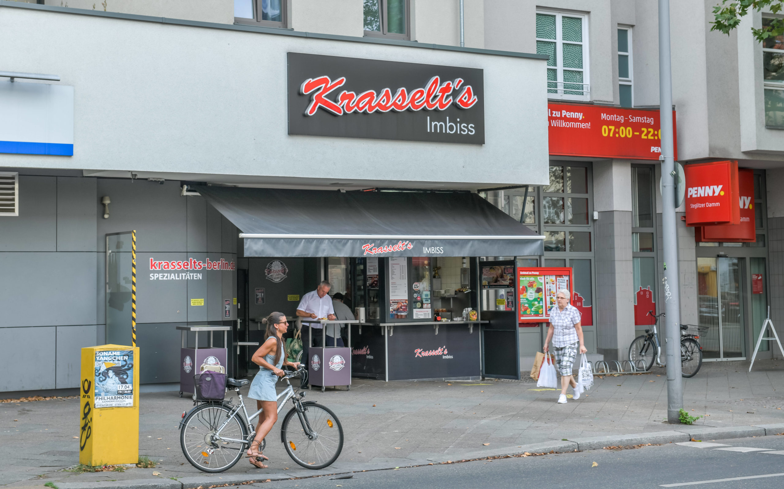 Wer Currywurst mit Pommes mag, wird Krasselt's in Steglitz lieben.