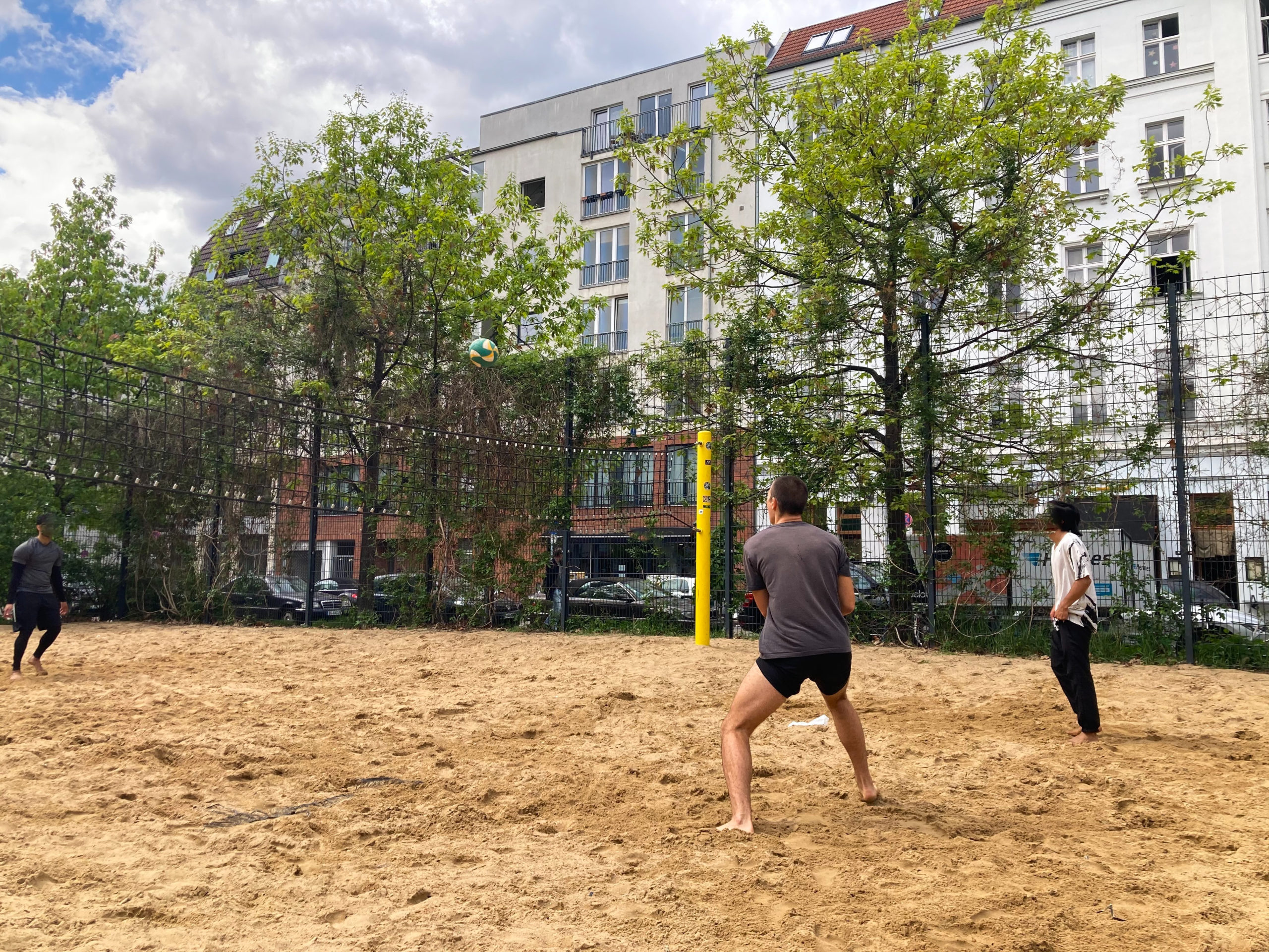 Beachvolleyballspielen in Berlin: Rosa-Luxemburg-Platz 