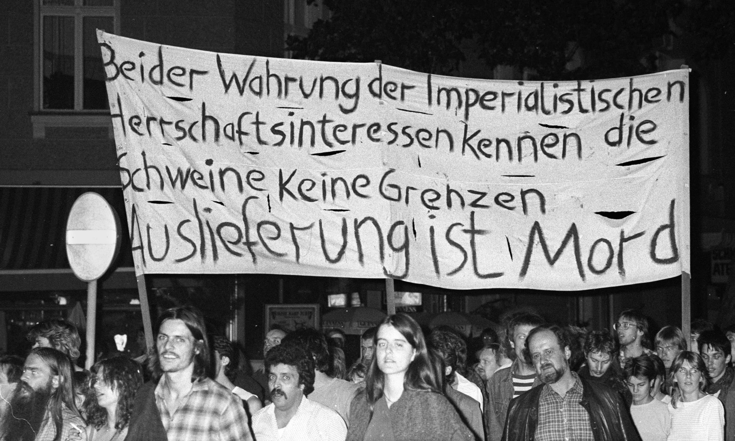 Demo gegen Auslieferung und Imperialismus, West-Berlin, 1980er-Jahre. Foto: Manfred Kraft/Umbruch Bildarchiv