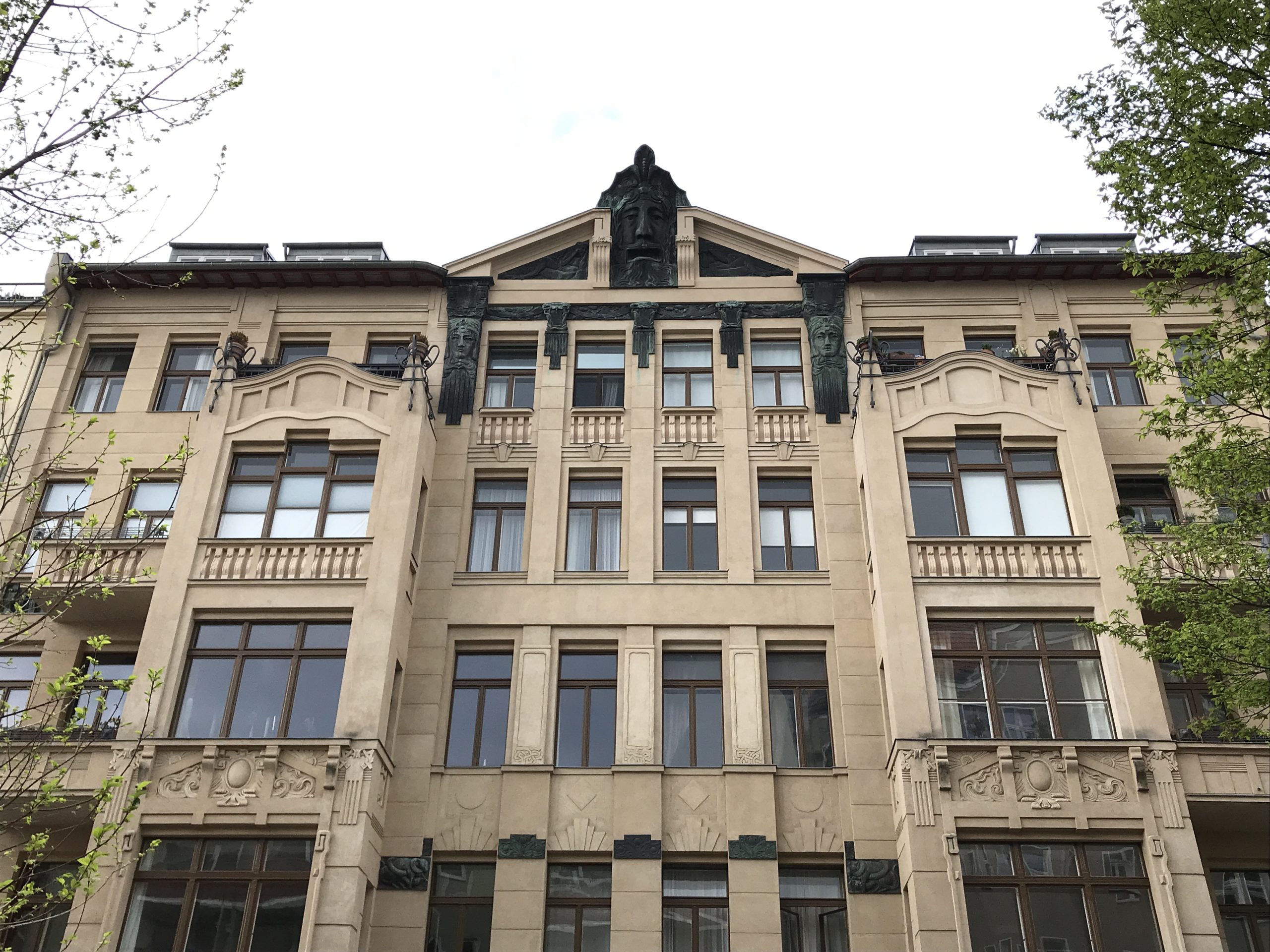 Jugendstil in Berlin: Von oben blickt ein Faun herab. Foto: tipBerlin