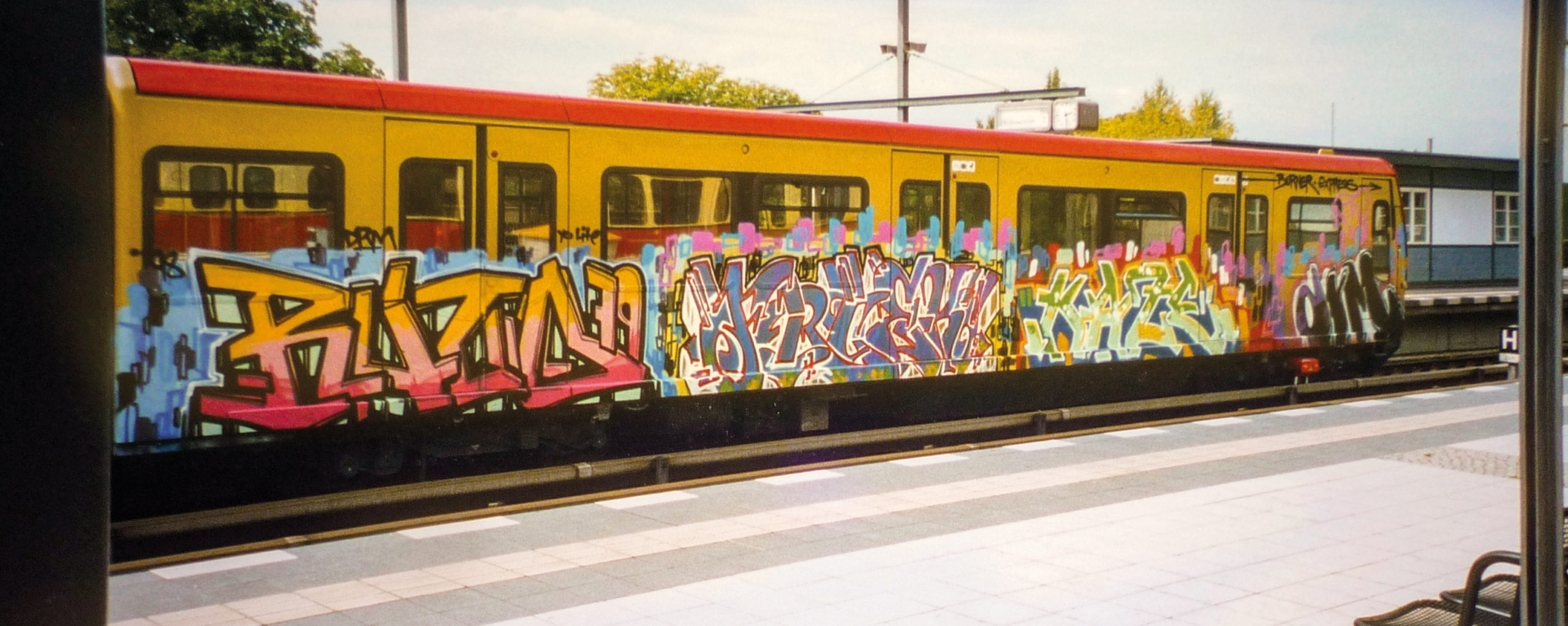Eine mit Graffiti besprühte S-Bahn in Berlin.