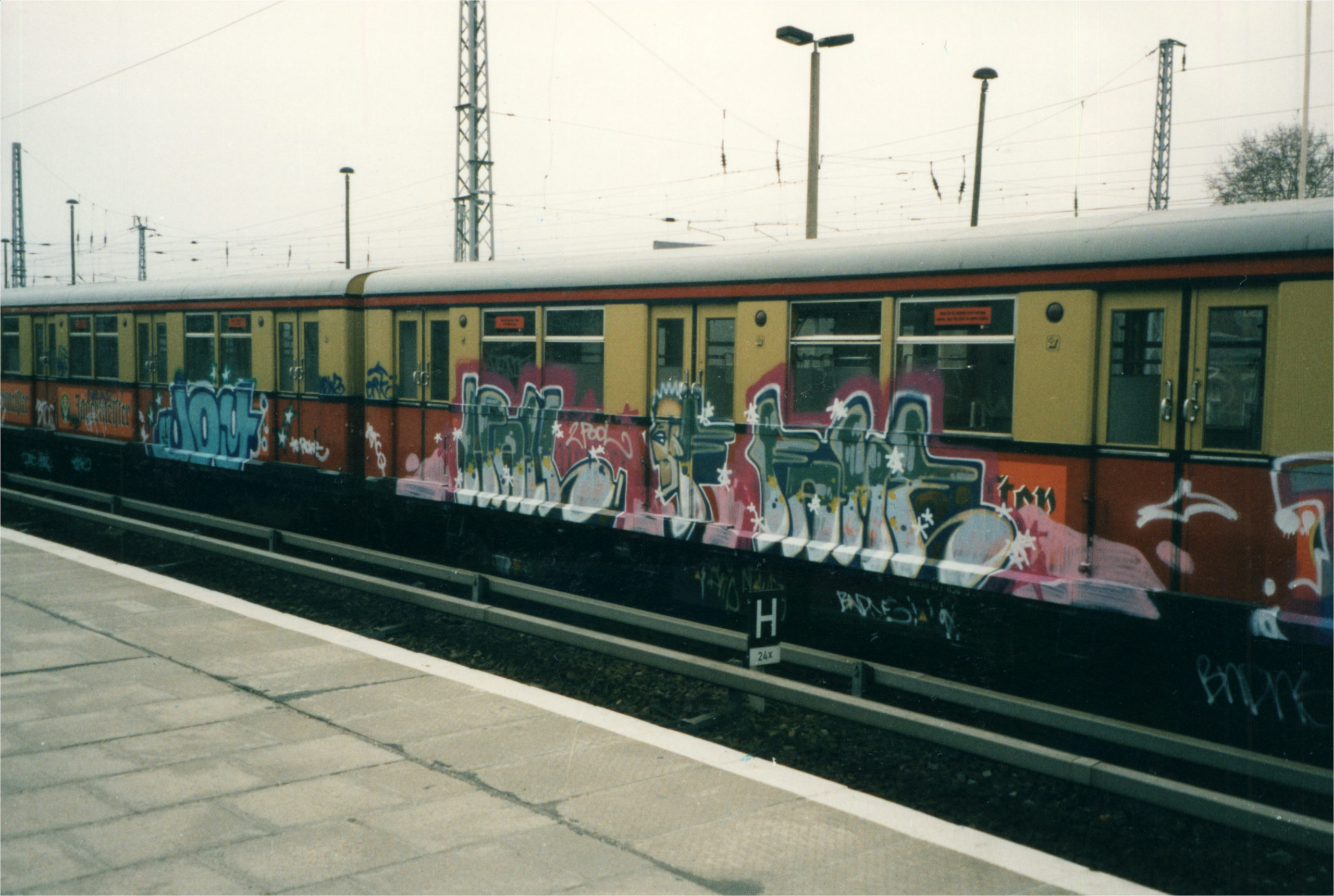 Eine ganze S-Bahn mit Wildstyles verziert. Foto aus "DECADES 1990-2000 Graffiti in Berlin"