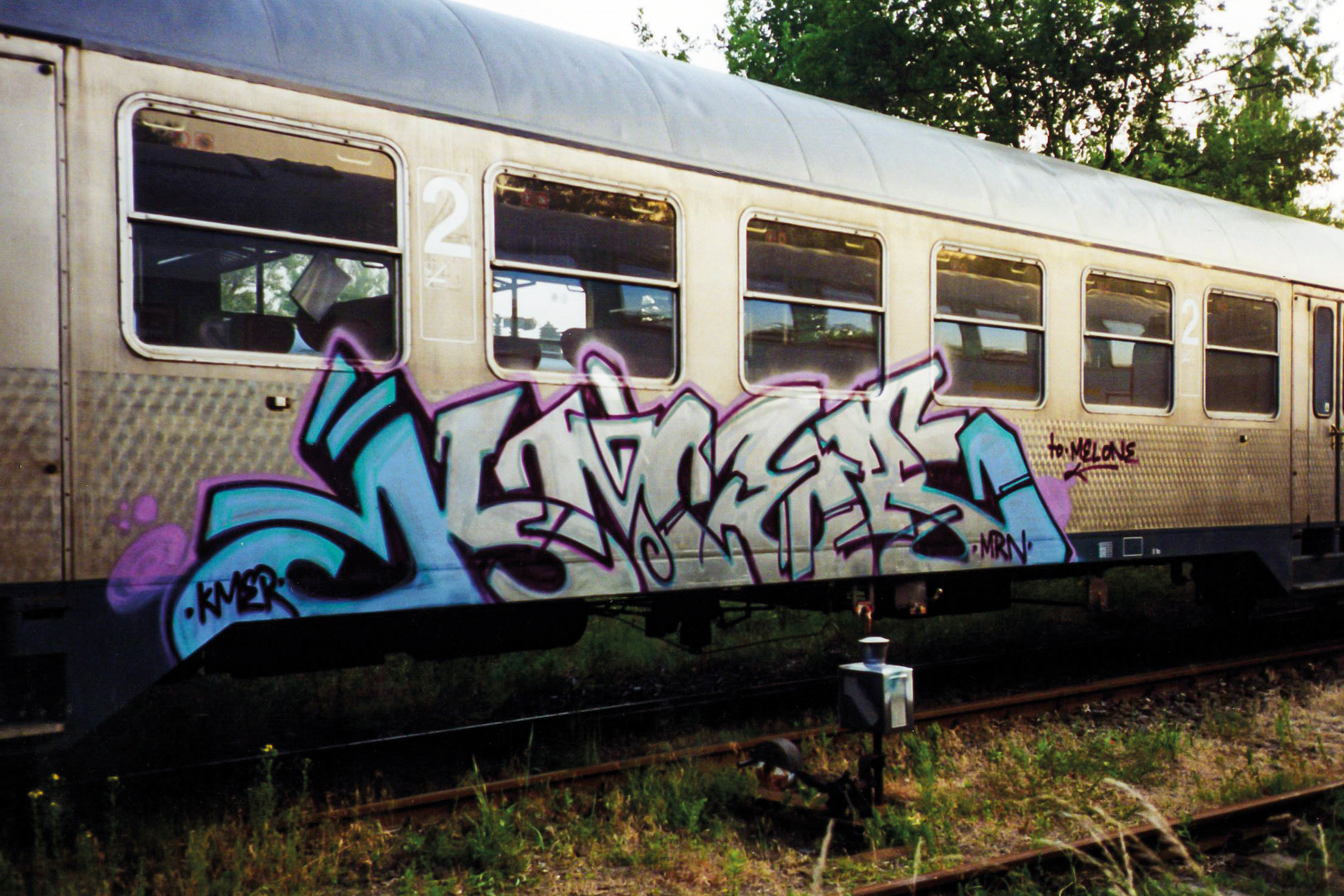 Auch Züge wurden nicht verschont. Foto: DECADES 1990-2000 Graffiti in Berlin