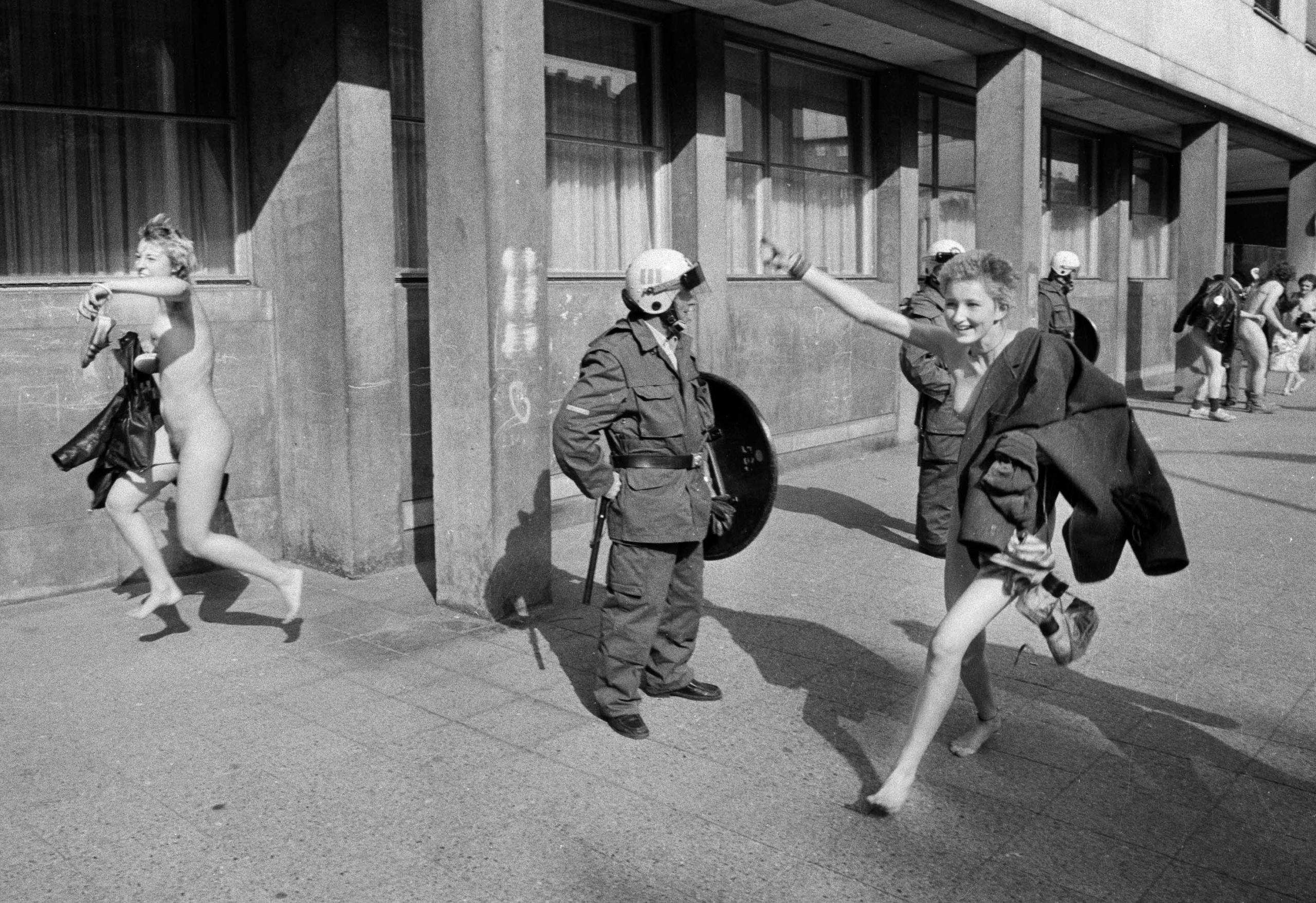 1981 wurde nackt gegen das Vermummungsverbot protestiert: Teilnehmerinnen der Tuwat-Demo vor (bekleideten) Polizisten. Foto: Christian Schulz