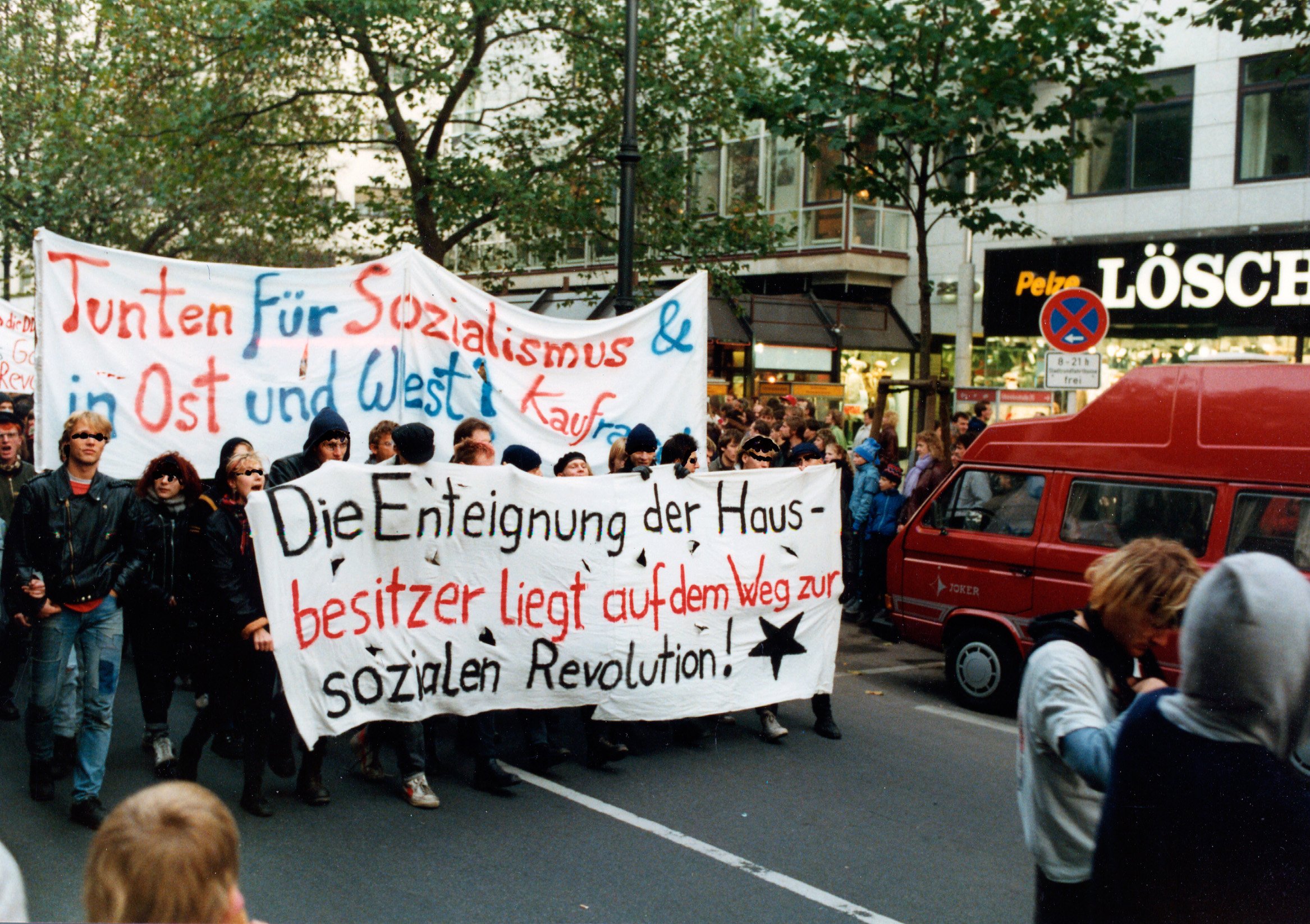 Tunten für Sozialismus – Transparent bei einer linken Demo am Kurfürstendamm. Foto: Umbruch Bildarchiv 