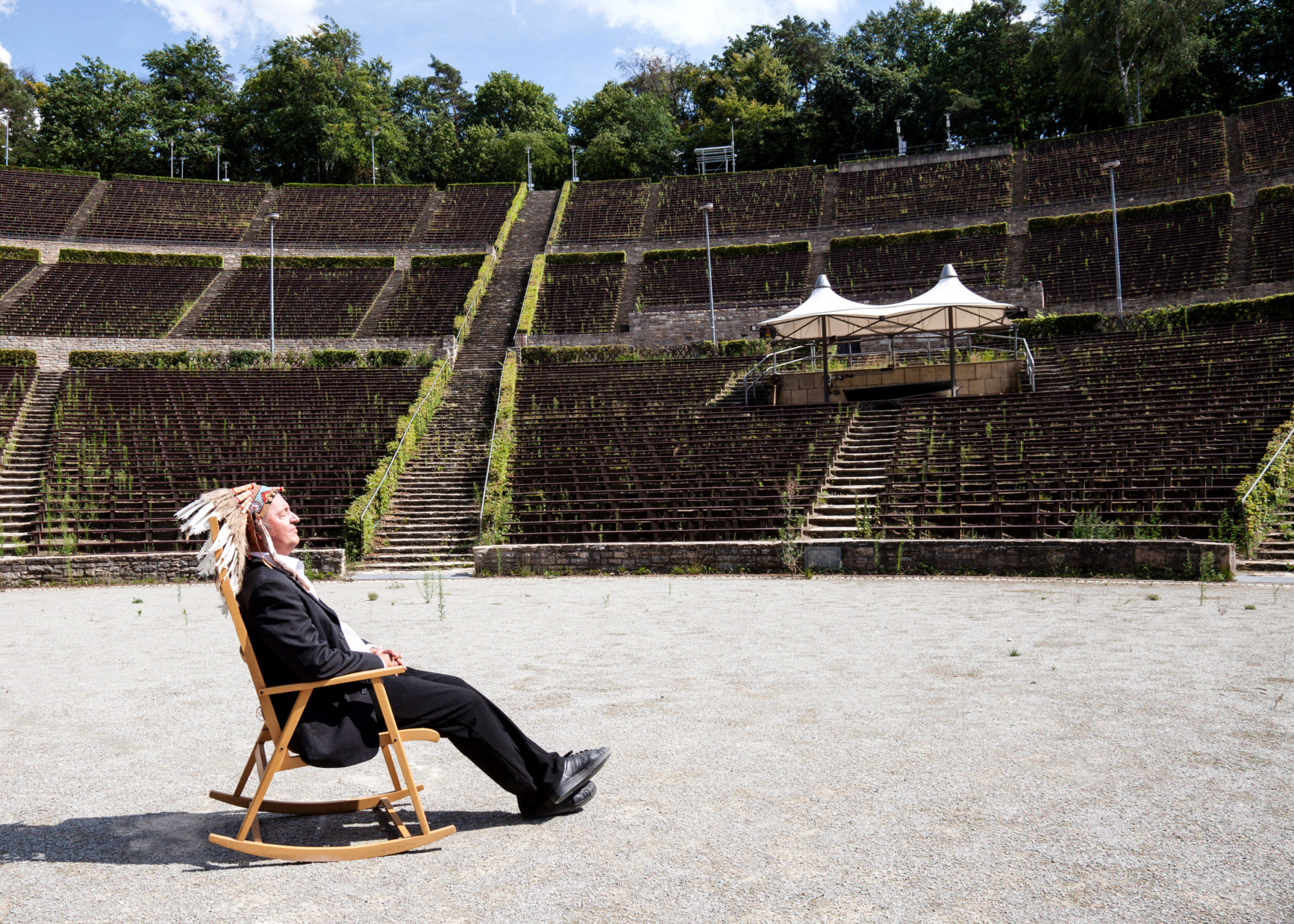 Die Ruhe vor den Open-Air-Konzerten: Rainald Grebe in der leeren Waldbühne. Foto: Gesa Simons