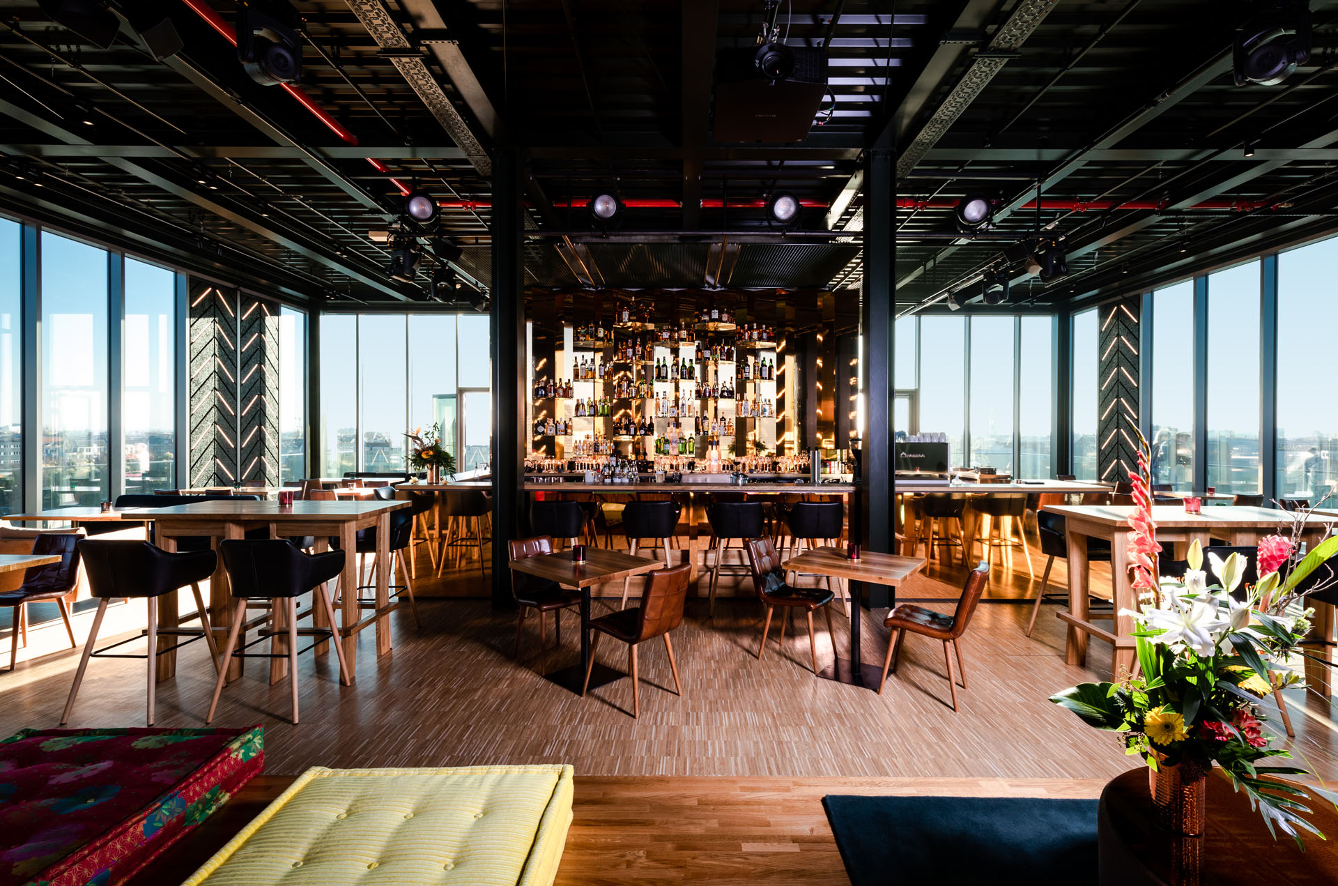 Rooftop-Bars in Berlin Die 260 Grad Bar befindet sich über dem Mercedes-Platz und bietet Gemütlichkeit und eine ambitionierte Karte.