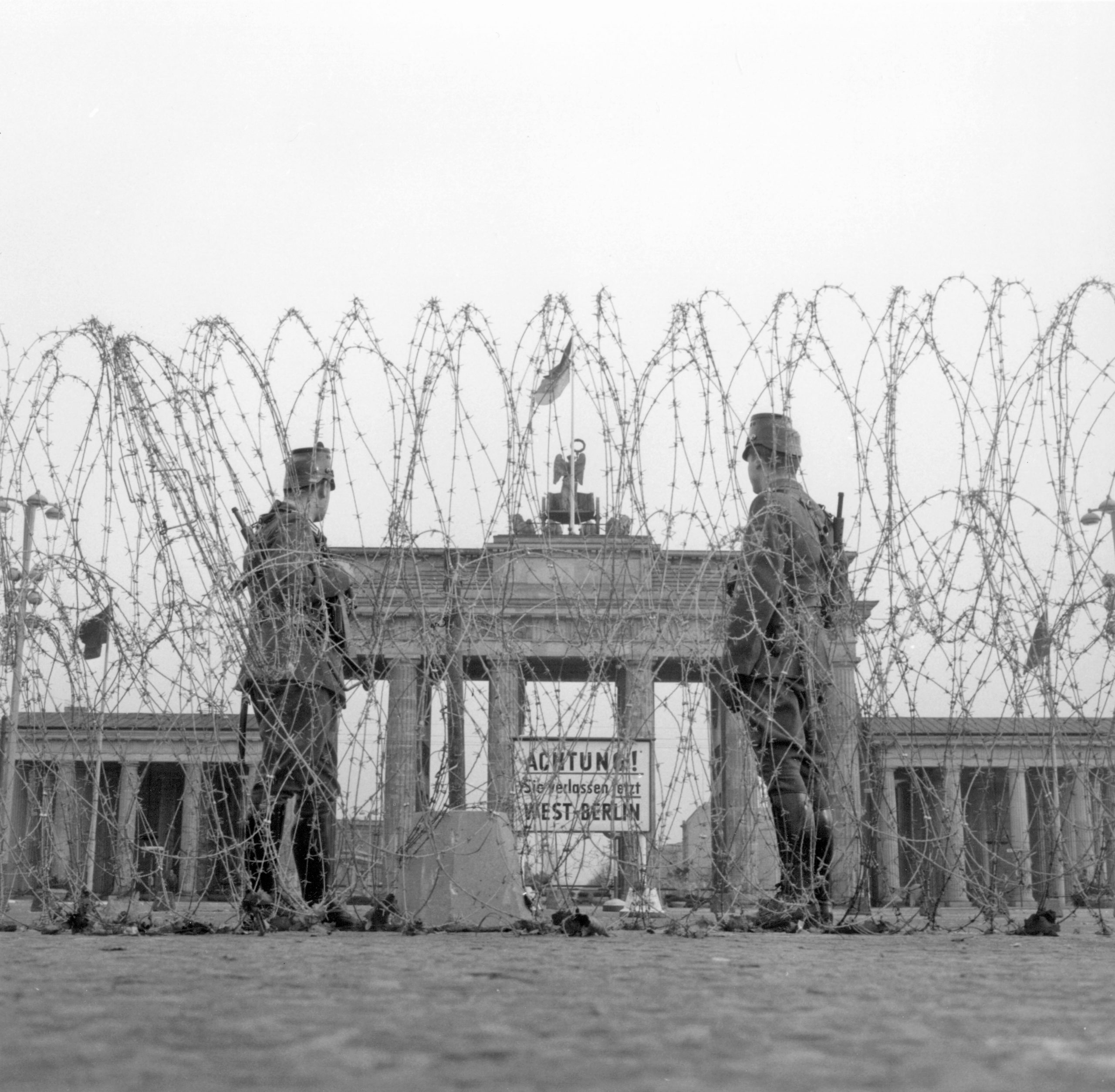 Zuerst schließt die DDR die Grenze mit Stacheldraht. Der eigenntliche Mauerbau beginnt wenige Tage später. Foto: picture-alliance/akg-images/Gert Schuetz
