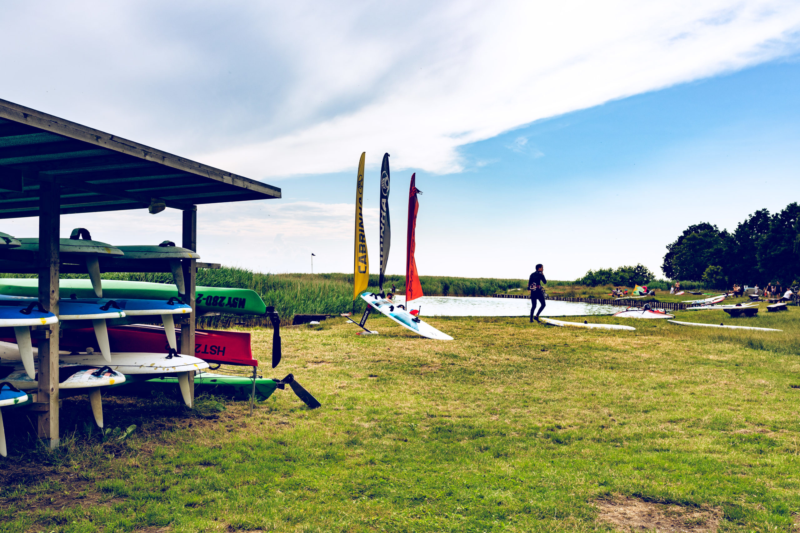 schöne Campingplätze an der Ostsee Ein Paradies für Wassersportler:innen: In der Regenbogen Ferienanlage Born werden Kurse im Kite- und Windsurfen und Stand-up-Paddling angeboten. Und im stehtiefen Wasser können schon die Kleinsten üben.
