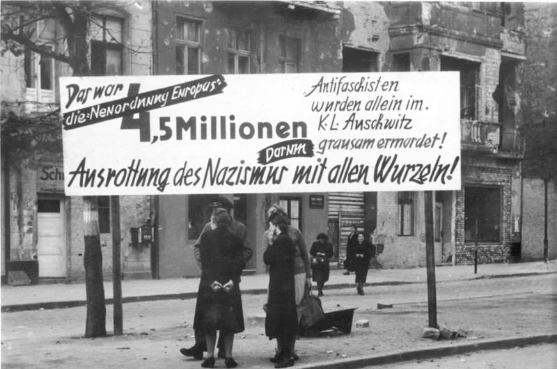 Neukölln Geschichte: Hermannstraße Ecke Warthestrasse. Aufgenommen im Sommer 1945. Foto: Bundesarchiv, Bild 183-2005-0901-517 / CC-BY-SA 3.0 Illus/Ochlich