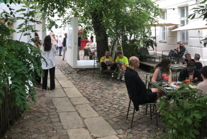Der Hof des Café Bravo ist eine der sechs Locations der Campari-Ausstellung. Foto: Max Müller