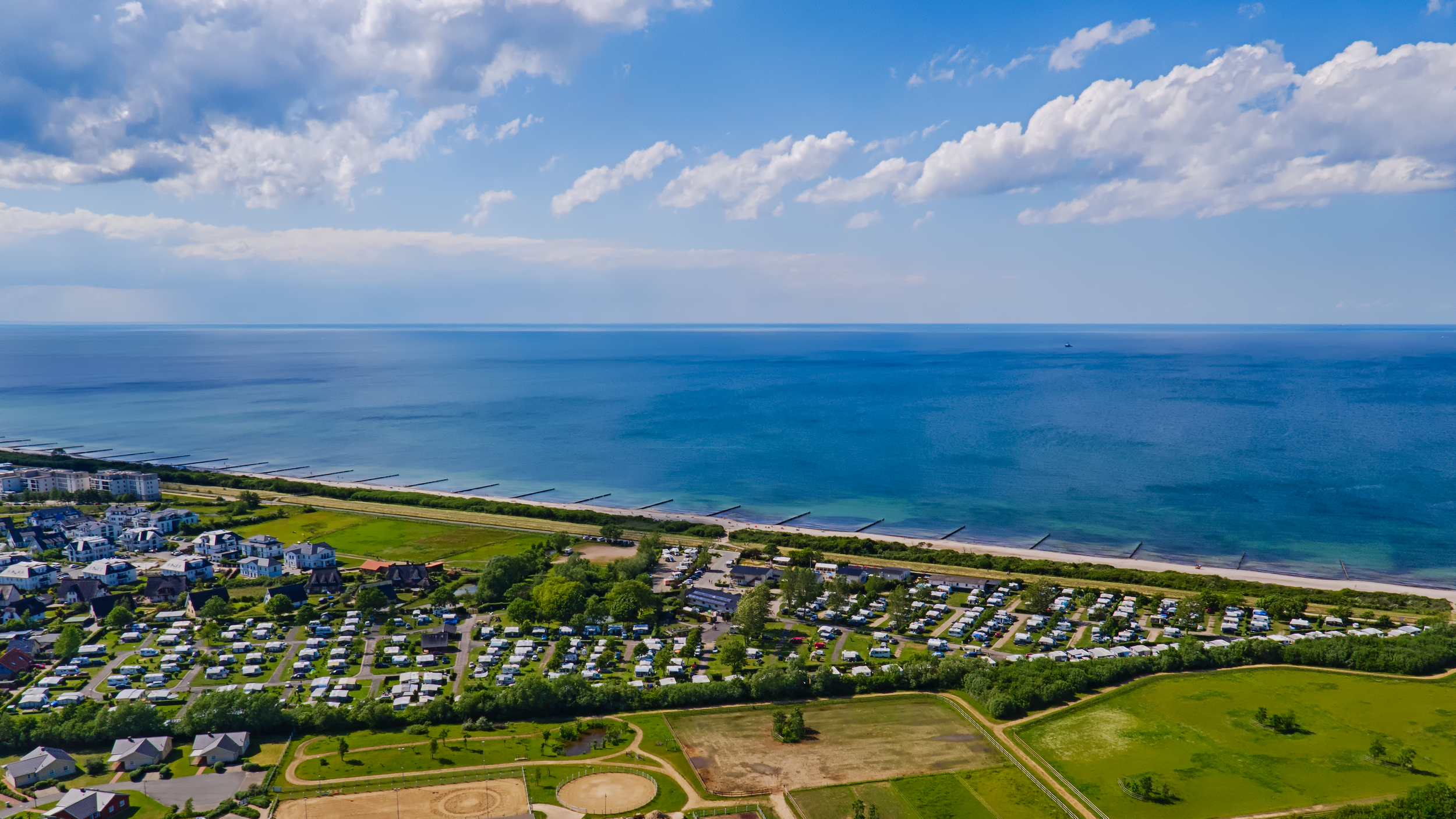 schöne Campingplätze an der Ostsee Blick aus der Luft auf das Ferien-Camp Börgerende zwischen Warnemünde und Heiligendamm.