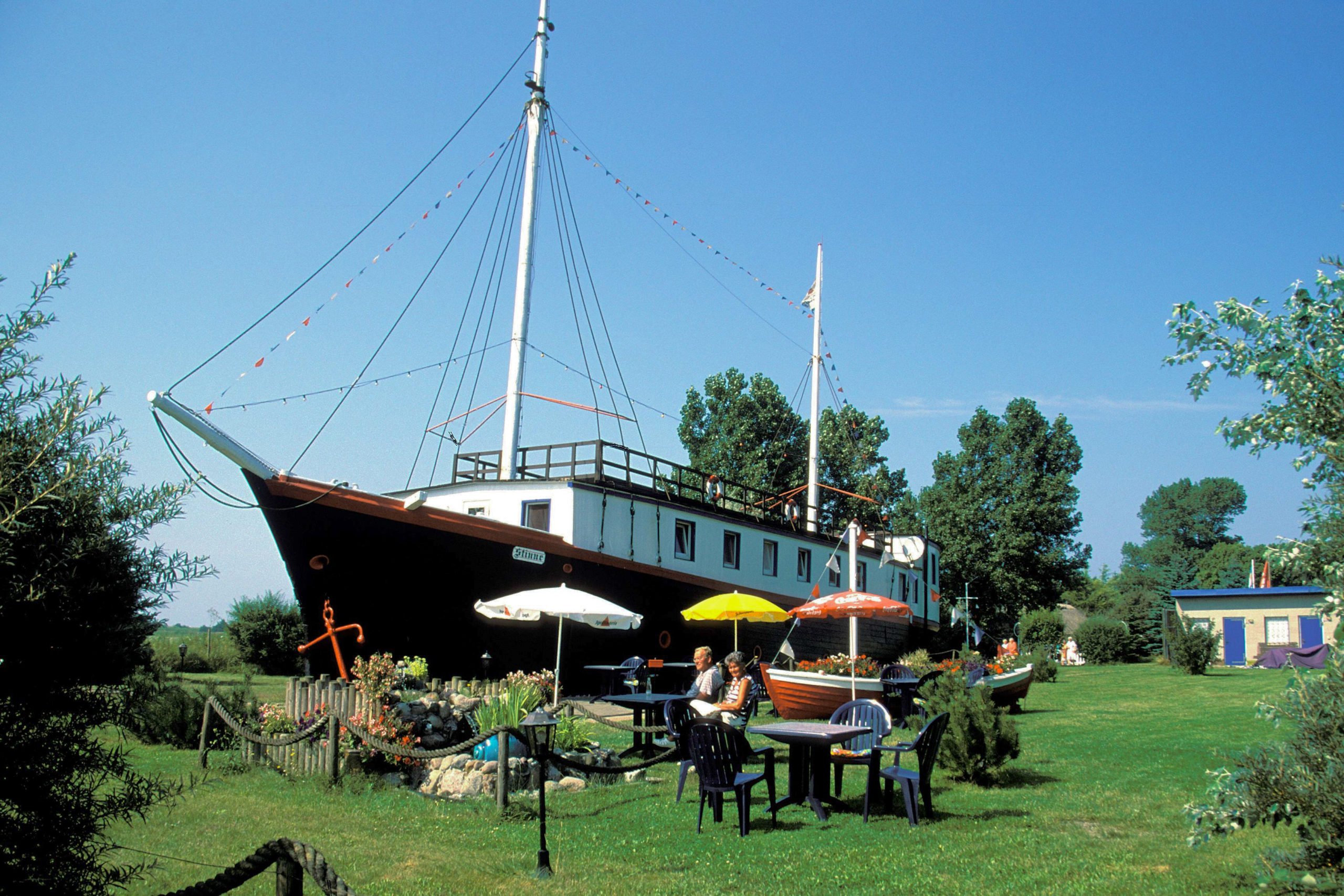 Fischland-Darß-Zingst Schlafen an Bord eines gemütlichen, gestrandeten Schiffes: geht auf dem Hotelschiff Stinne. 