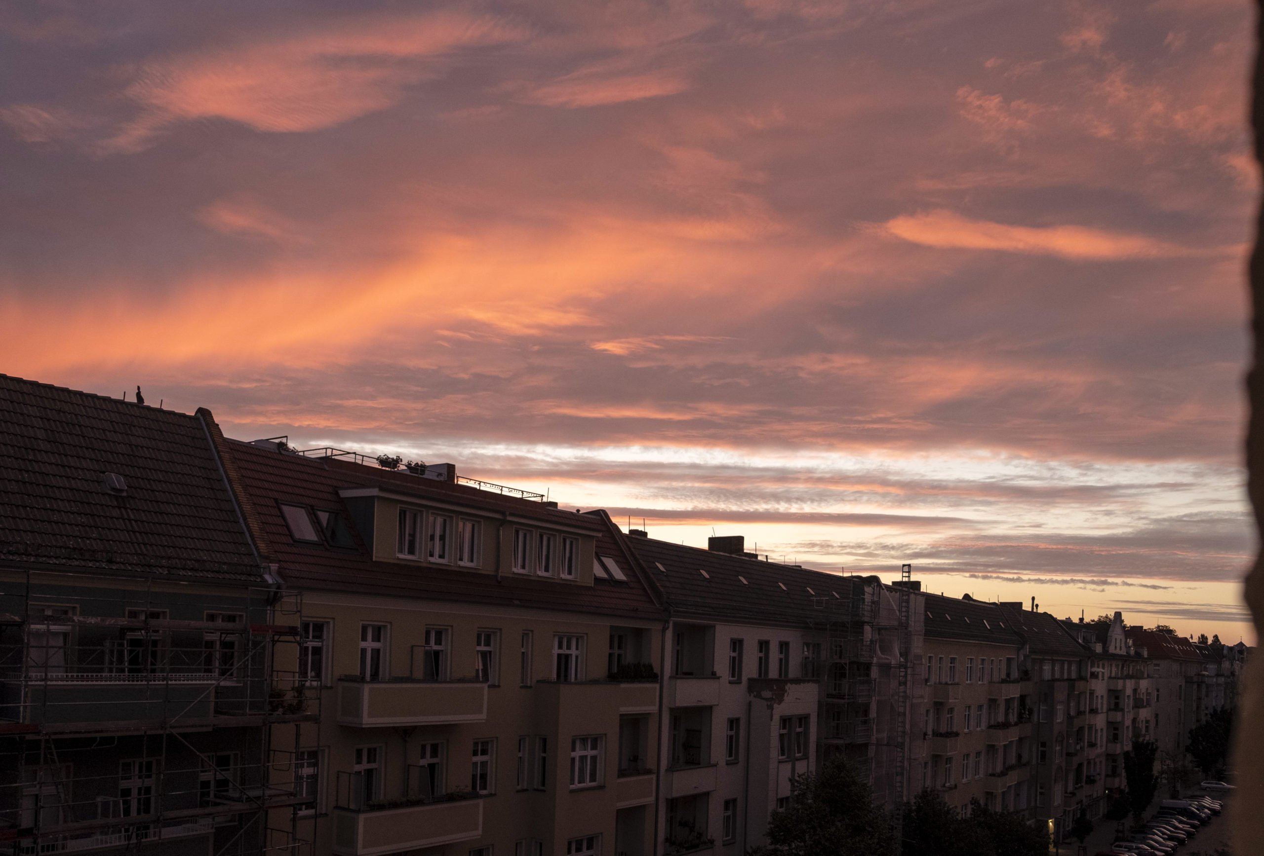 Sonnenaufgang in Berlin Der Himmel über Berlin verfärbt sich jeden Morgen in der Dämmerung ein bisschen anders: Es ist ein Schauspiel, das man nicht verpassen sollte.