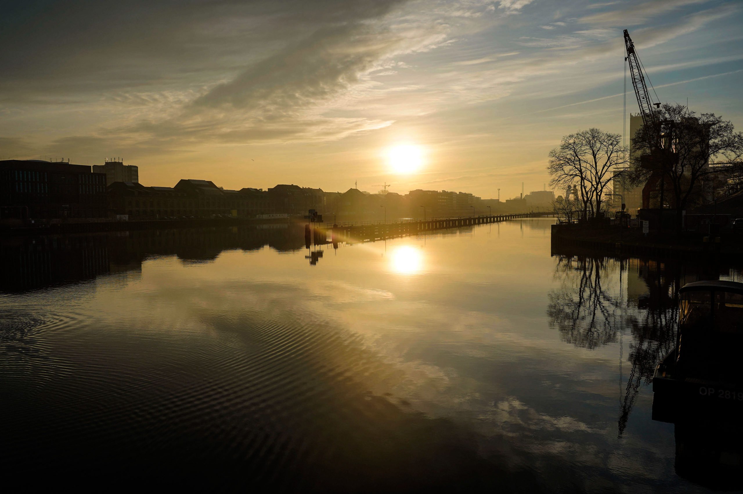 Sonnenaufgang in Berlin Am Osthafen in Berlin könnte man während des Sonnenaufgangs ins Träumen geraten.