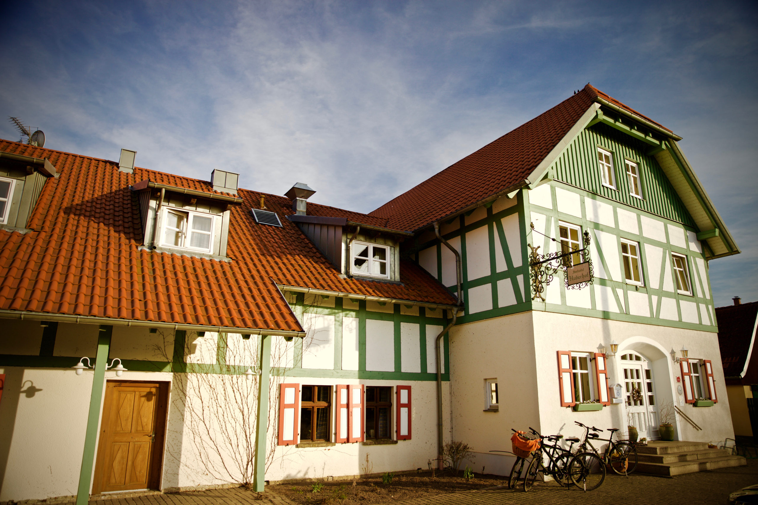 Hotels am Wasser in Brandenburg Das Seehotel Huberhof, das bayerischen Charme versprüht, stellt Gästen in gemütliche Zimmer, Ferienwohnungen und Ferienhäuser zur Verfügung.
