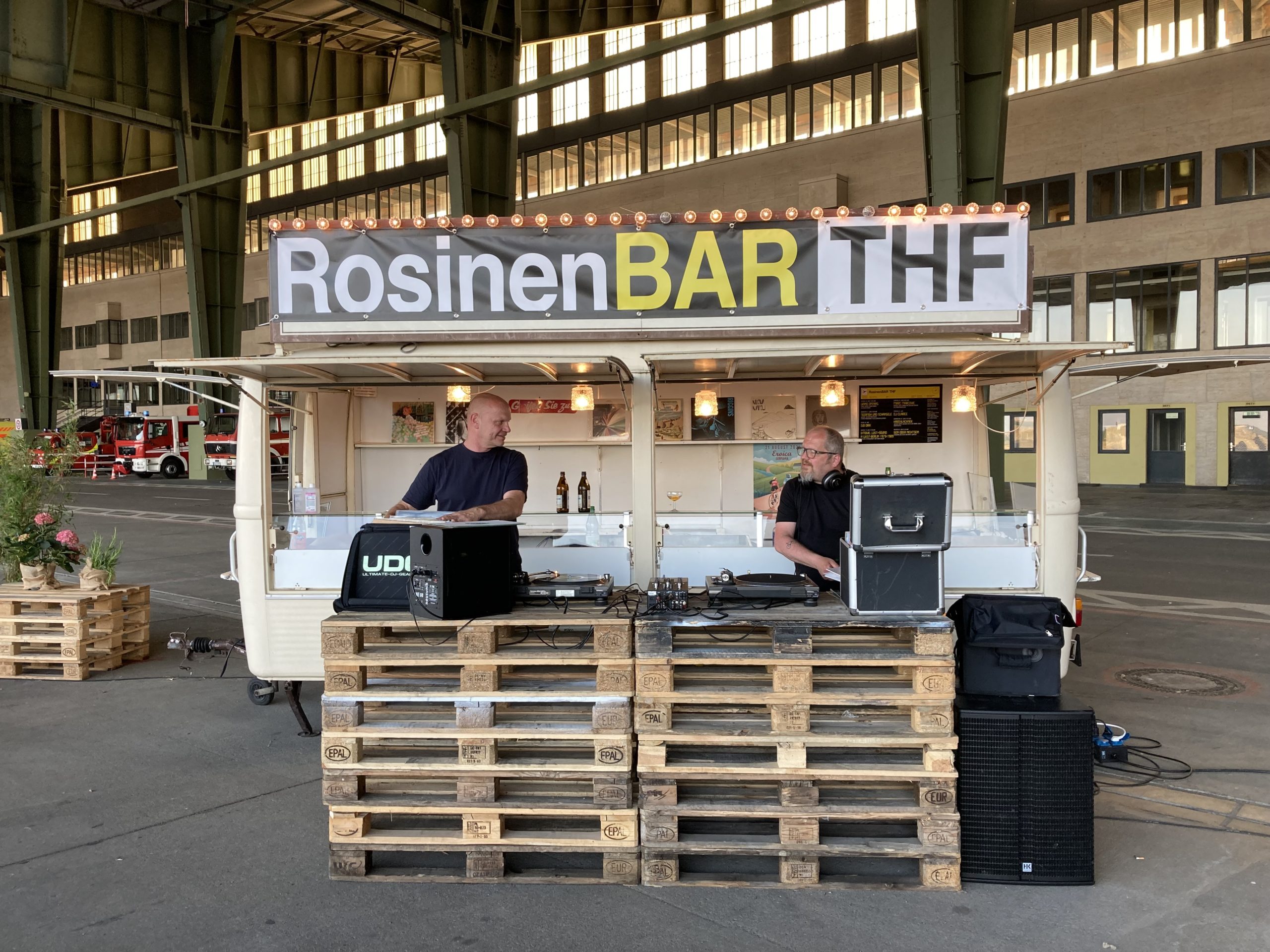 DJ-Set zur Eröffnung. Foto: Rosinenbar THF