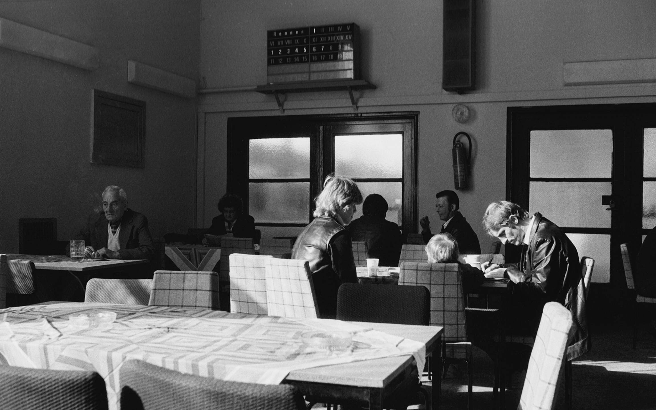 Essen, trinken, Rennergebnisse lesen im Restaurant in der Trabrennbahn Karlshorst, 1980er-Jahre. Foto: Imago/Christian Thiel
