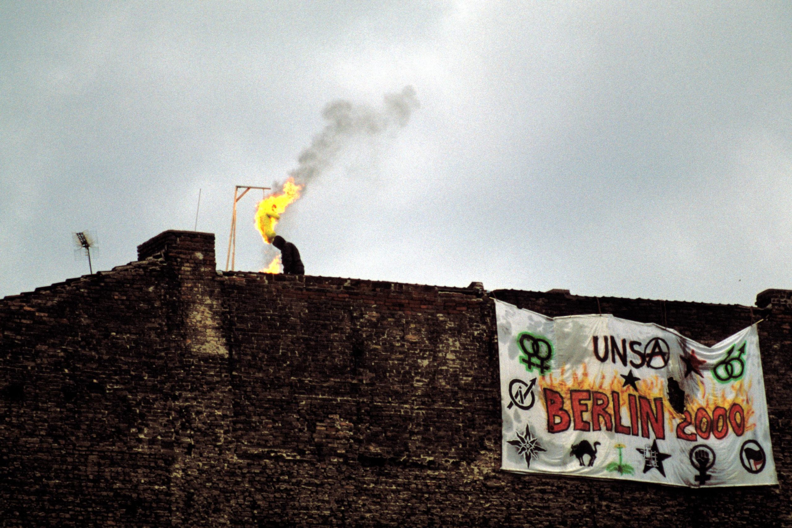 Anti-Olympia-Protestaktion auf dem Dach eines Hauses in Kreuzberg, 1993. Foto: Imago/Seeliger