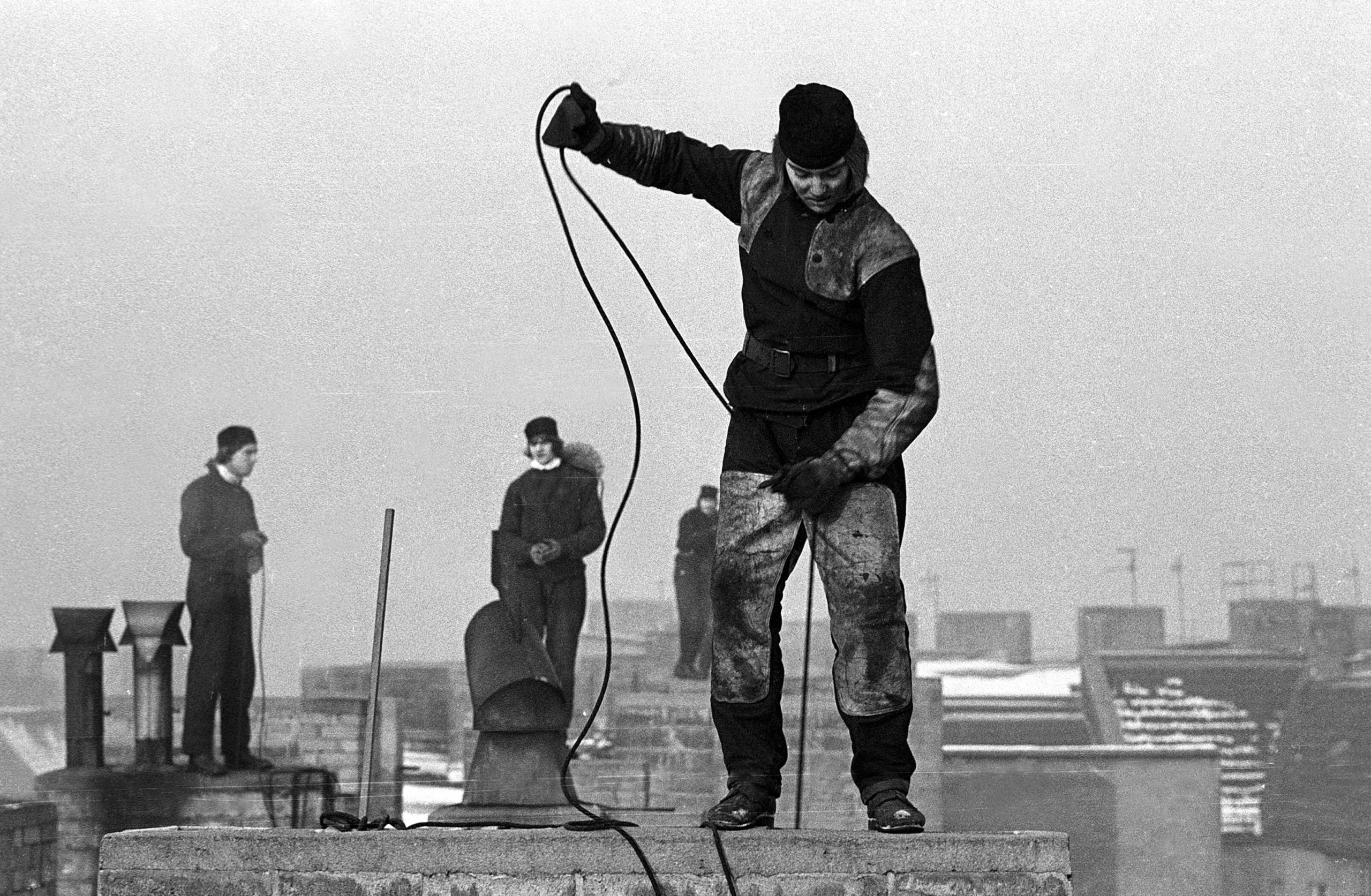 Schornsteinfeger während der Arbeit auf den Dächern Berlins, 1978. Foto: Imago/Werner Schulze