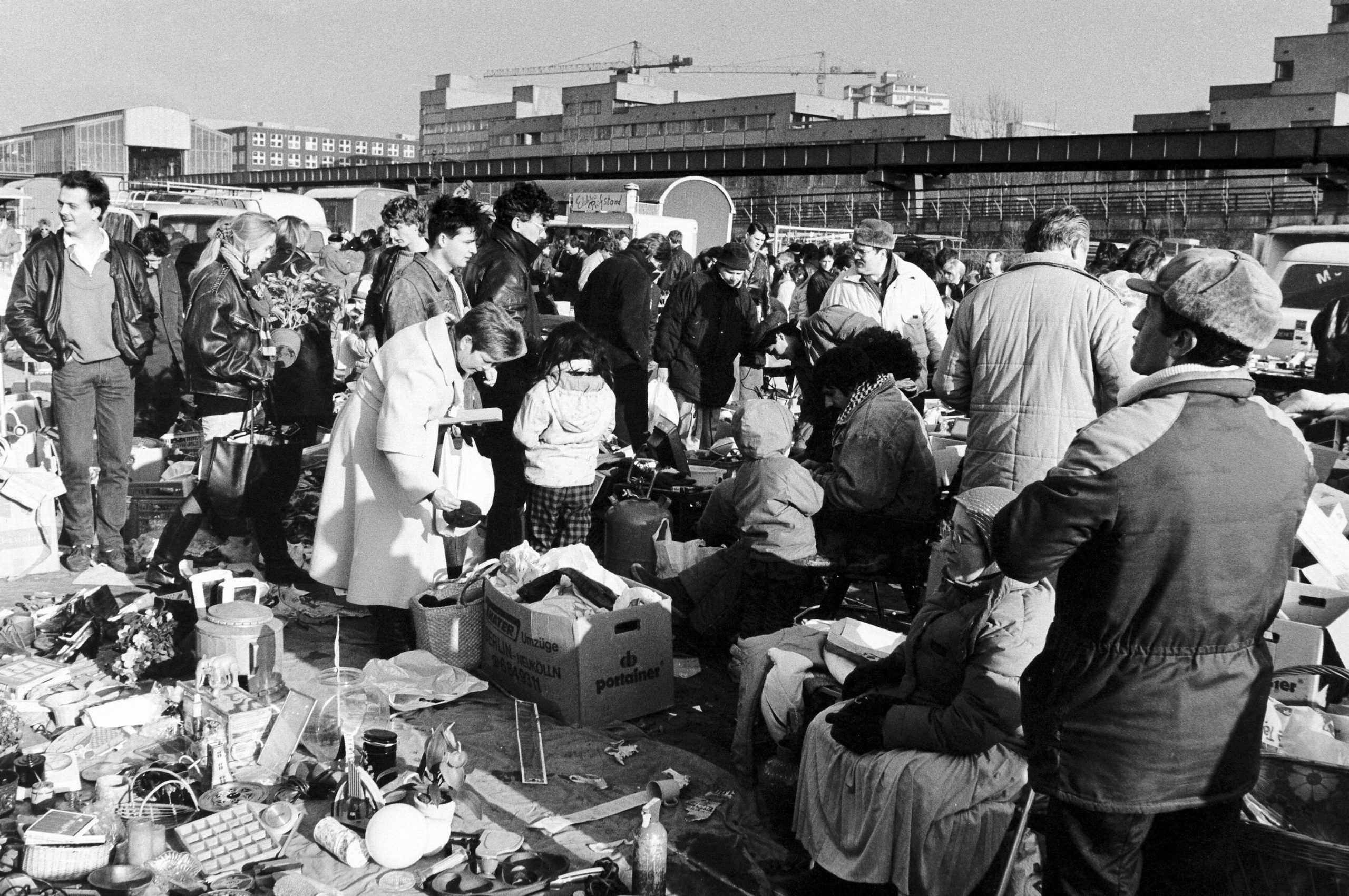 Tausende angereiste Polen verkaufen im Frühling 1989 Waren am Reichpietschufer. Foto: Imago/Jürgen Ritter