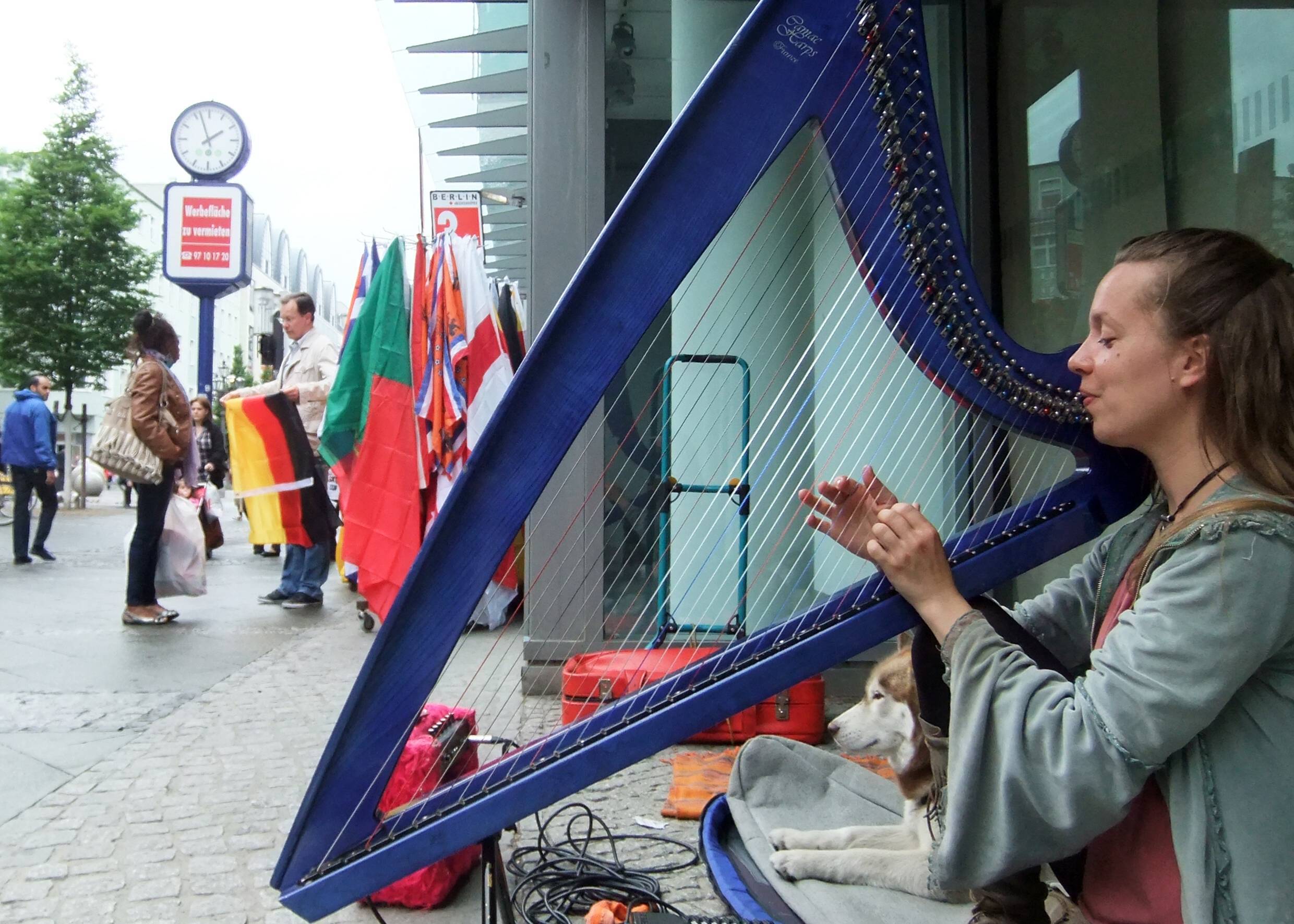 Mareike Kroschl erzeugt mit ihrer E-Harfe sphärische Klänge, hier spielt sie auf der Wilmersdorfer Straße in Charlottenburg. Foto: Imago/Wolf P. Prange