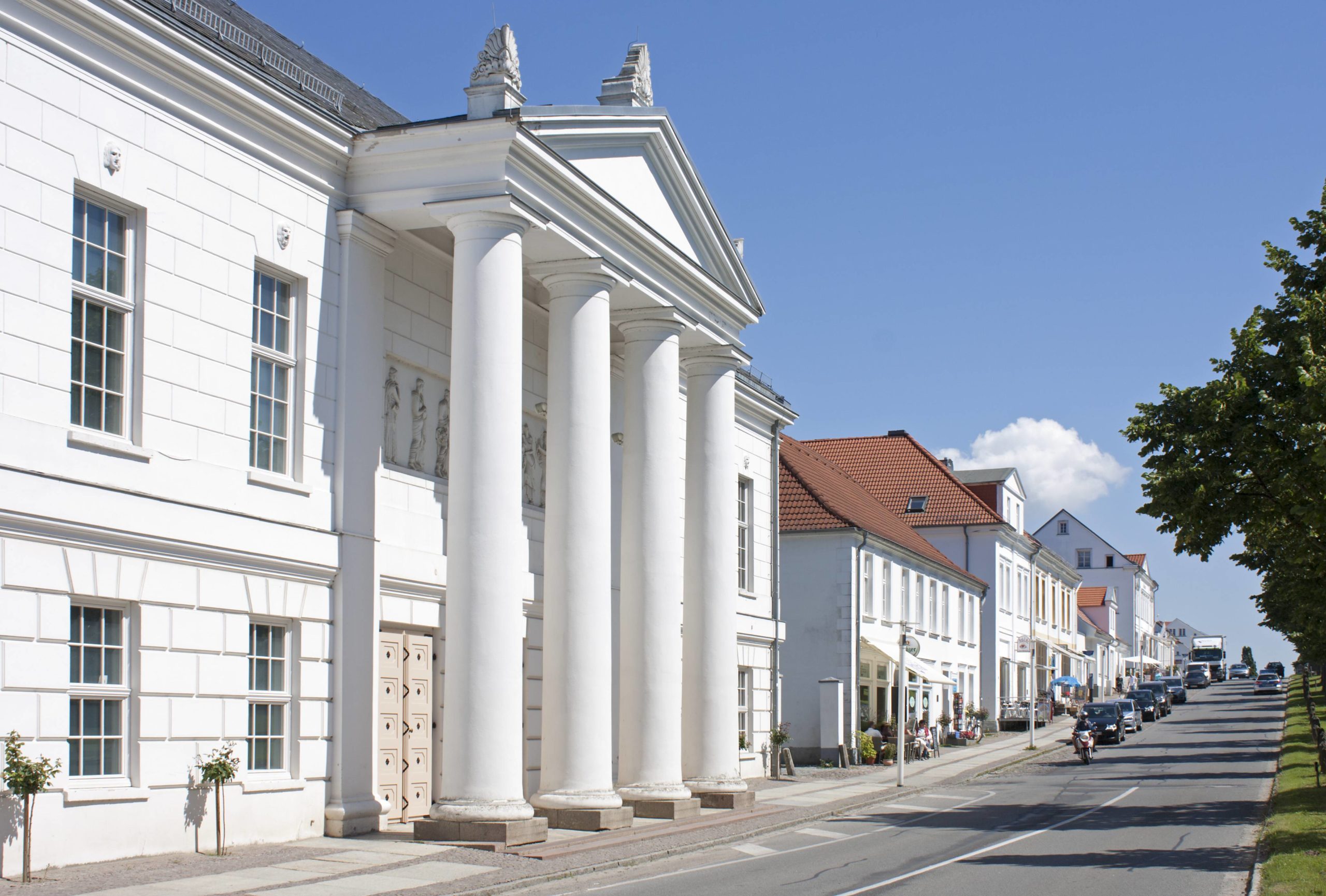 Tipps für Rügen Das älteste Seebad Rügens, das Städtchen Putbus, bietet ein Schloss samt Schlosspark, eine alte Eisenbahn und viel Kulturelles.