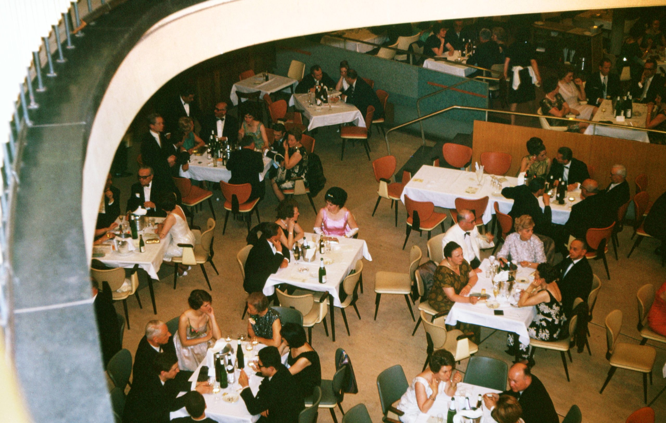 Restaurant in der Kongresshalle (heute Haus der Kulturen der Welt), Aufnahme aus den 1960er-Jahren. Foto: Imago/Gerhard Leber