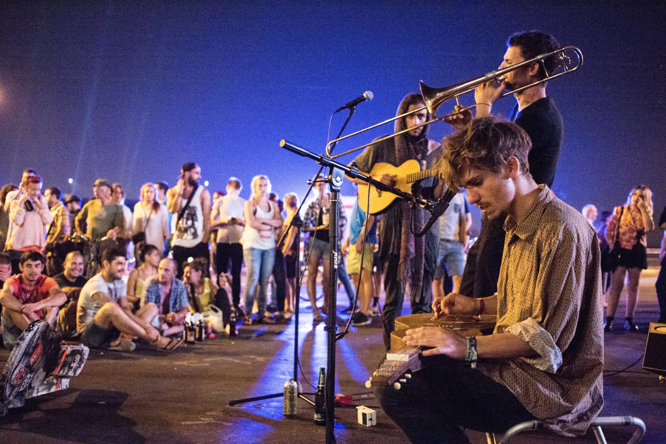 Straßenmusiker auf der Warschauer Brücke in Friedrichshain. Foto: Imago/Gezett