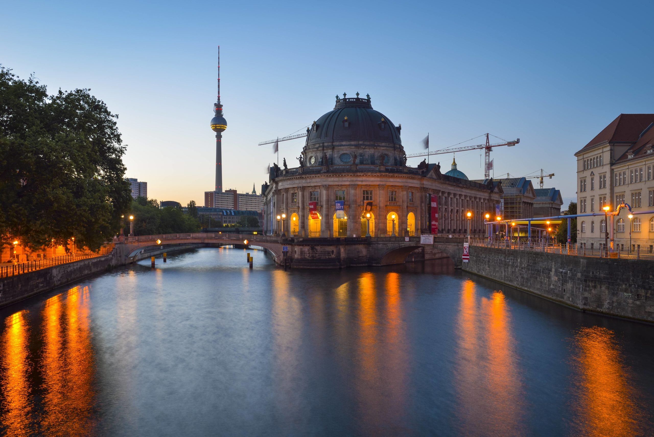Sonnenaufgang in Berlin Der Blick auf die Museumsinsel offenbart im Morgenlicht eine besondere Schönheit.