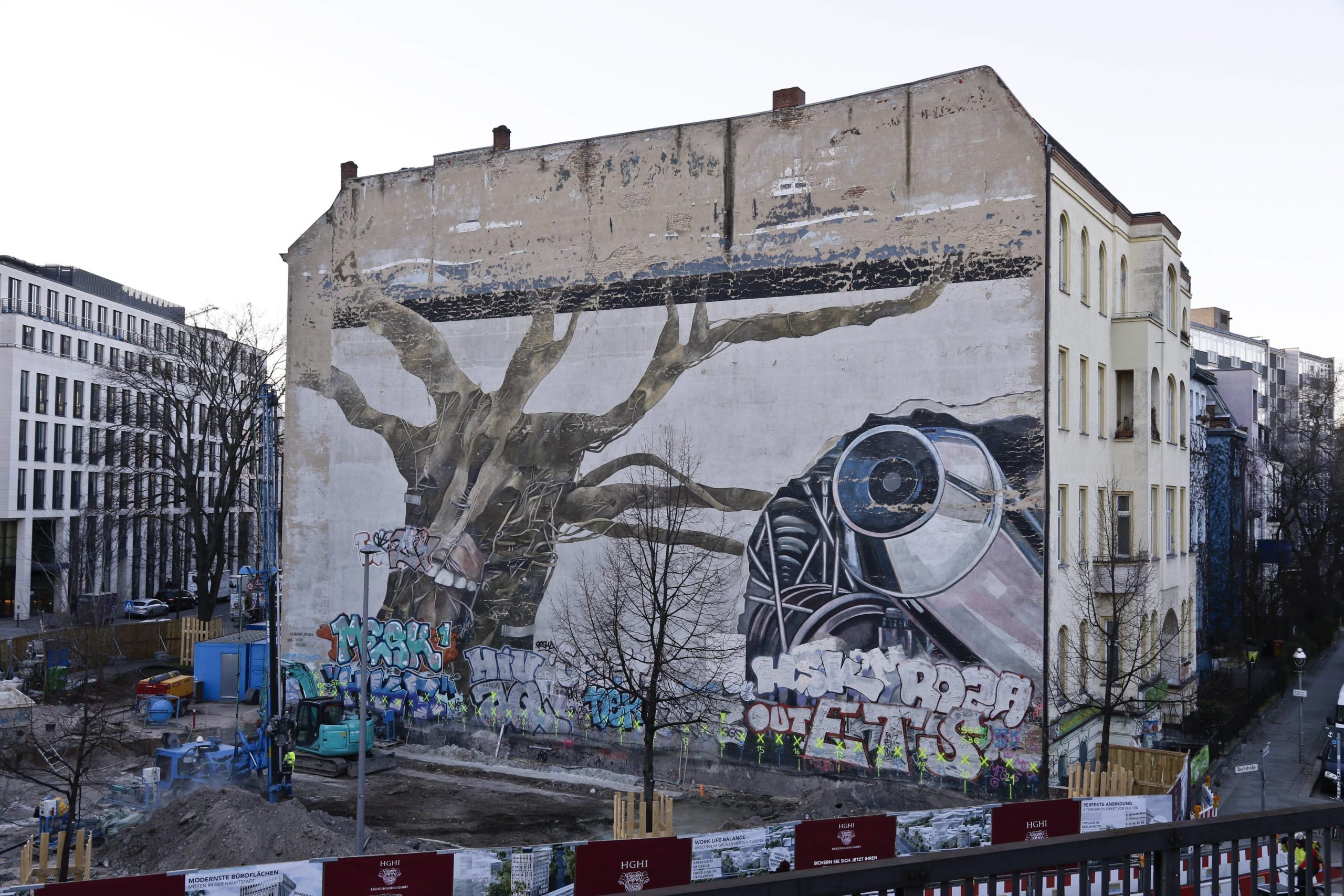 12 Häuserfassaden in Berlin, die jeder kennt: die Brandmauer mit dem Weltbaum 