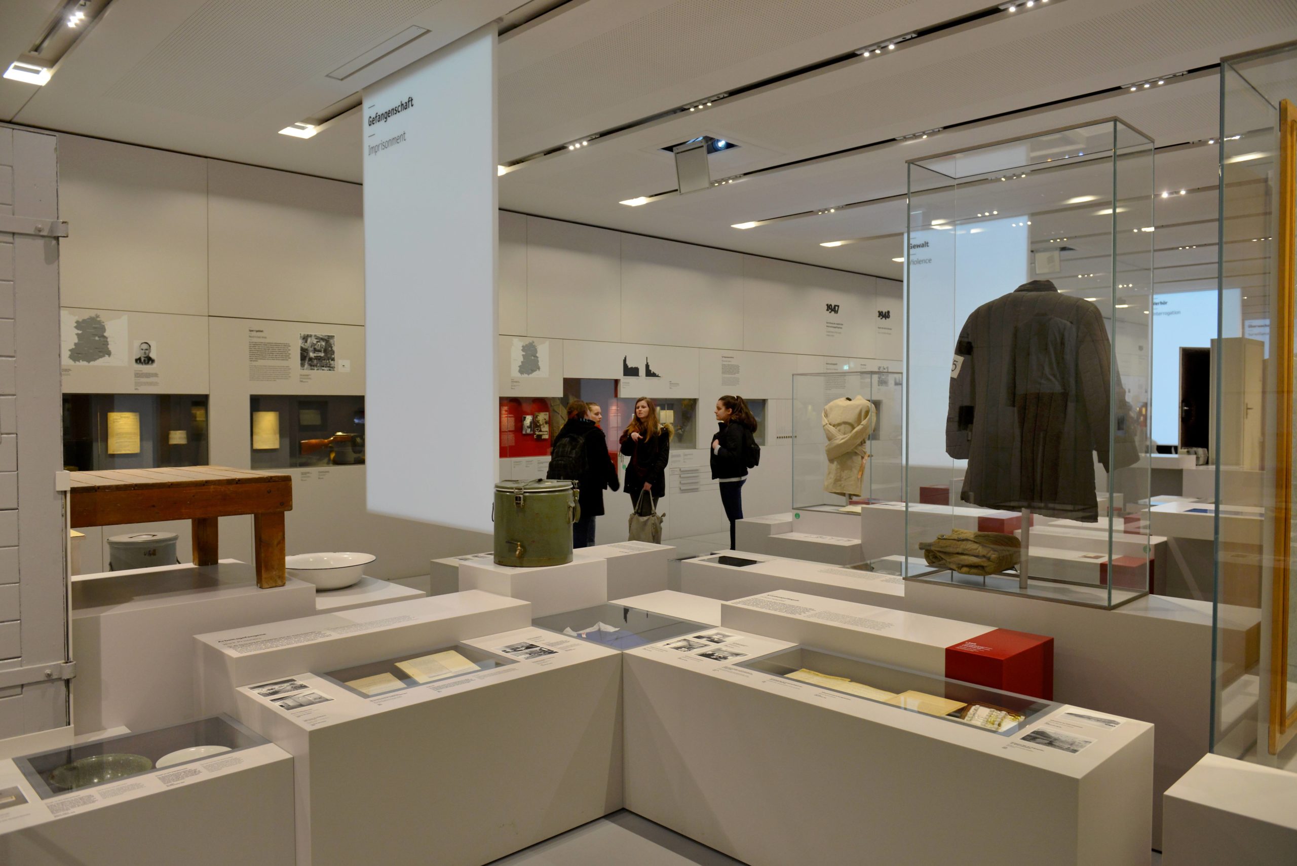 Die Dauertausstellung der Gedenkstätte Hohenschönhausen enthält etwa 100 Medienstationen, an denen sich die Besucher:innen informieren können. Foto: Imago/Joko