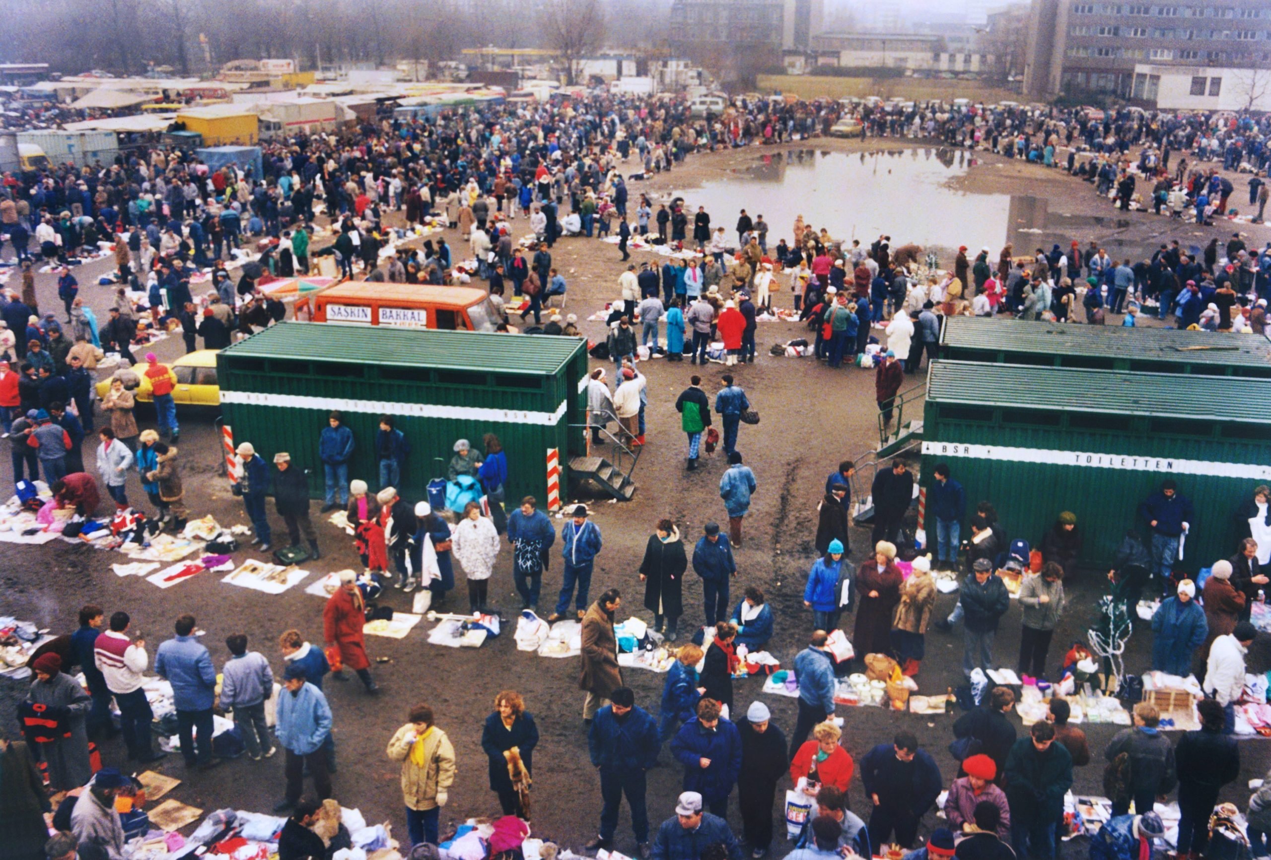 Der Polenmarkt im November 1989. Foto: Imago/Martin Wagner