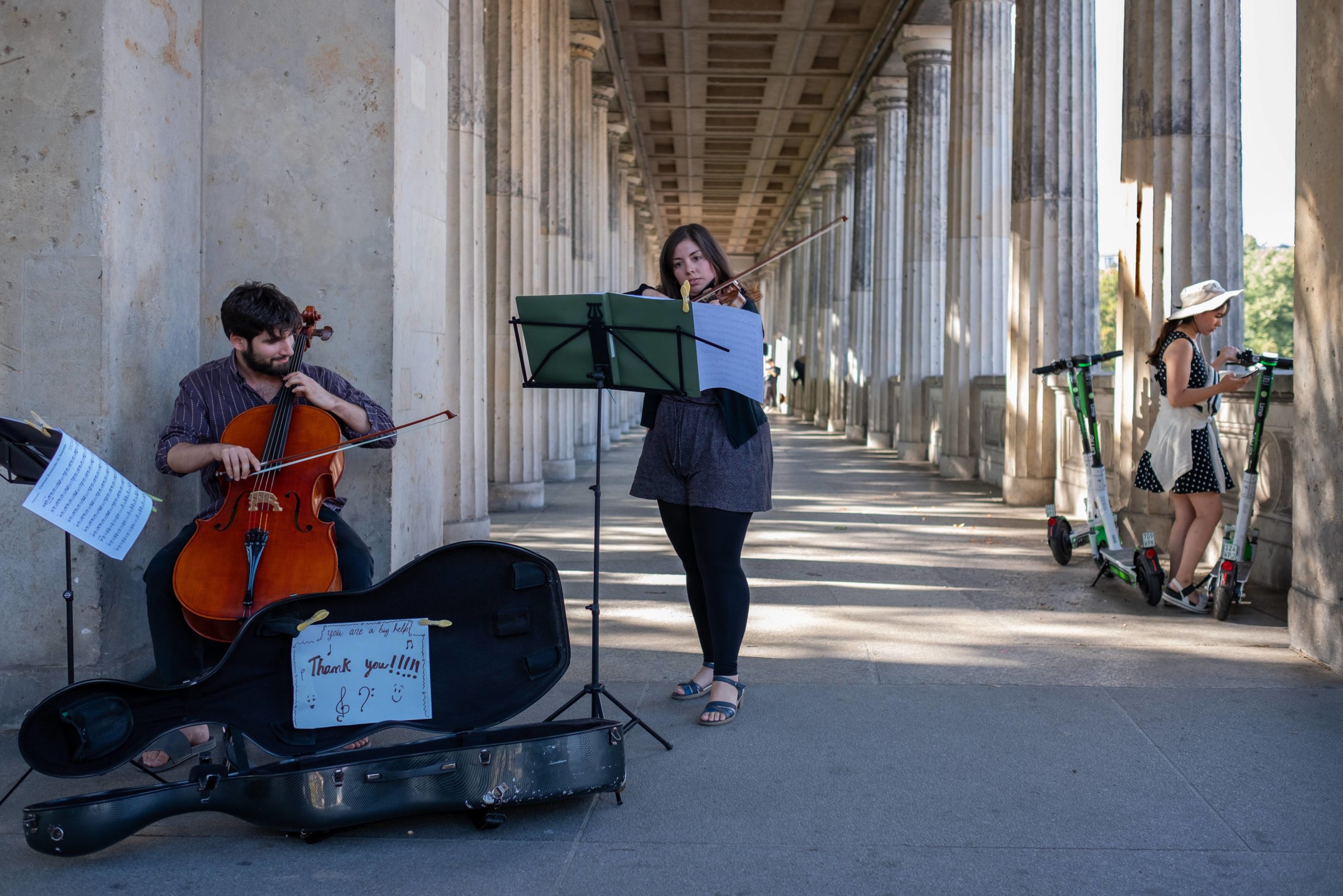 Straßenmusik in Berlin: Mit Cello und Geige unter den Kolonnaden an der Alten Nationalgalerie. Foto: Imago/Rolf Zöllner