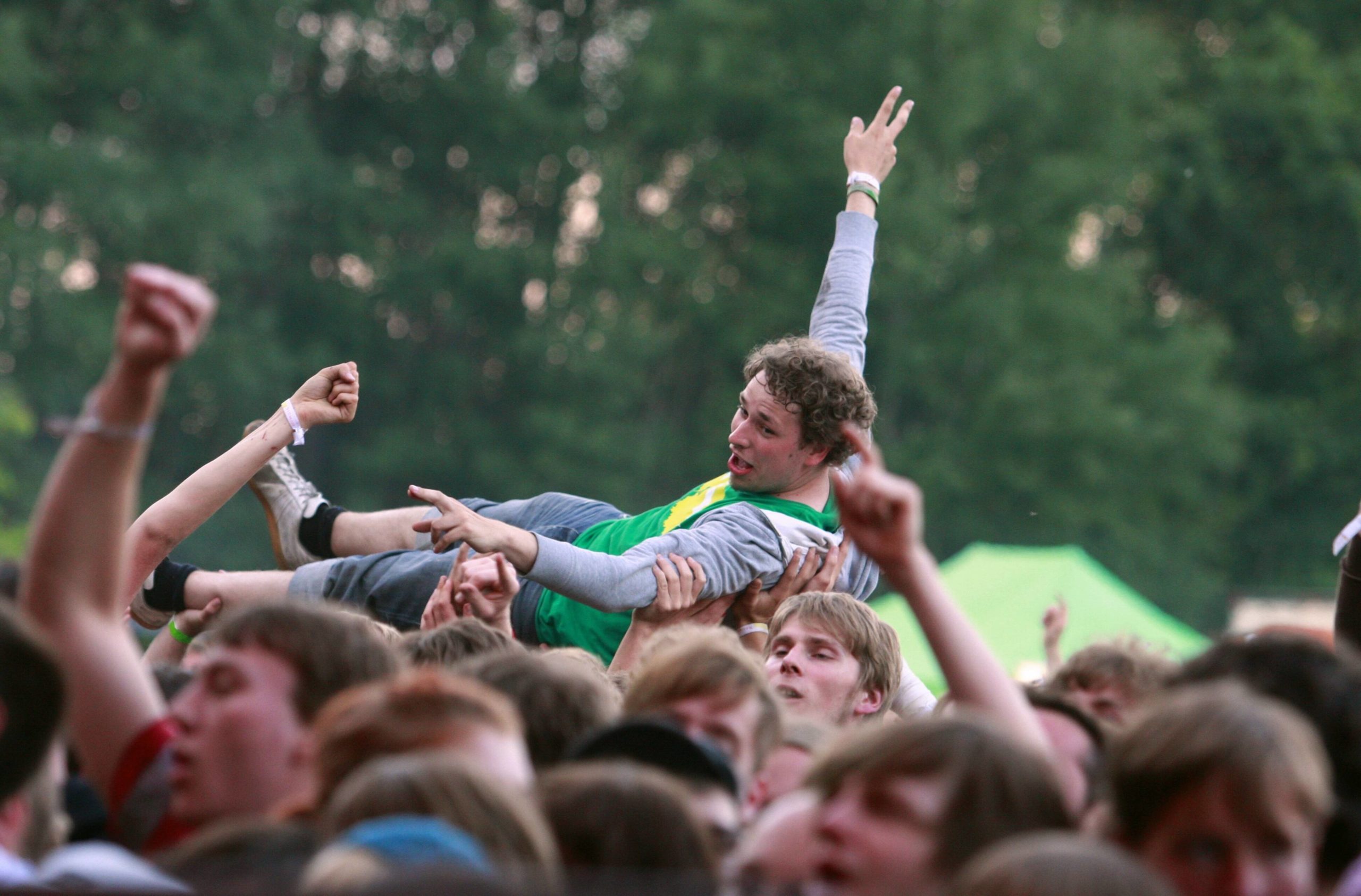 In diesem Jahr wird Stage-Diving whl nocht nicht ganz so funktionieren. Doch 3000 Menschen dürfen zum Immergut Festival nach Neustrelitz. 