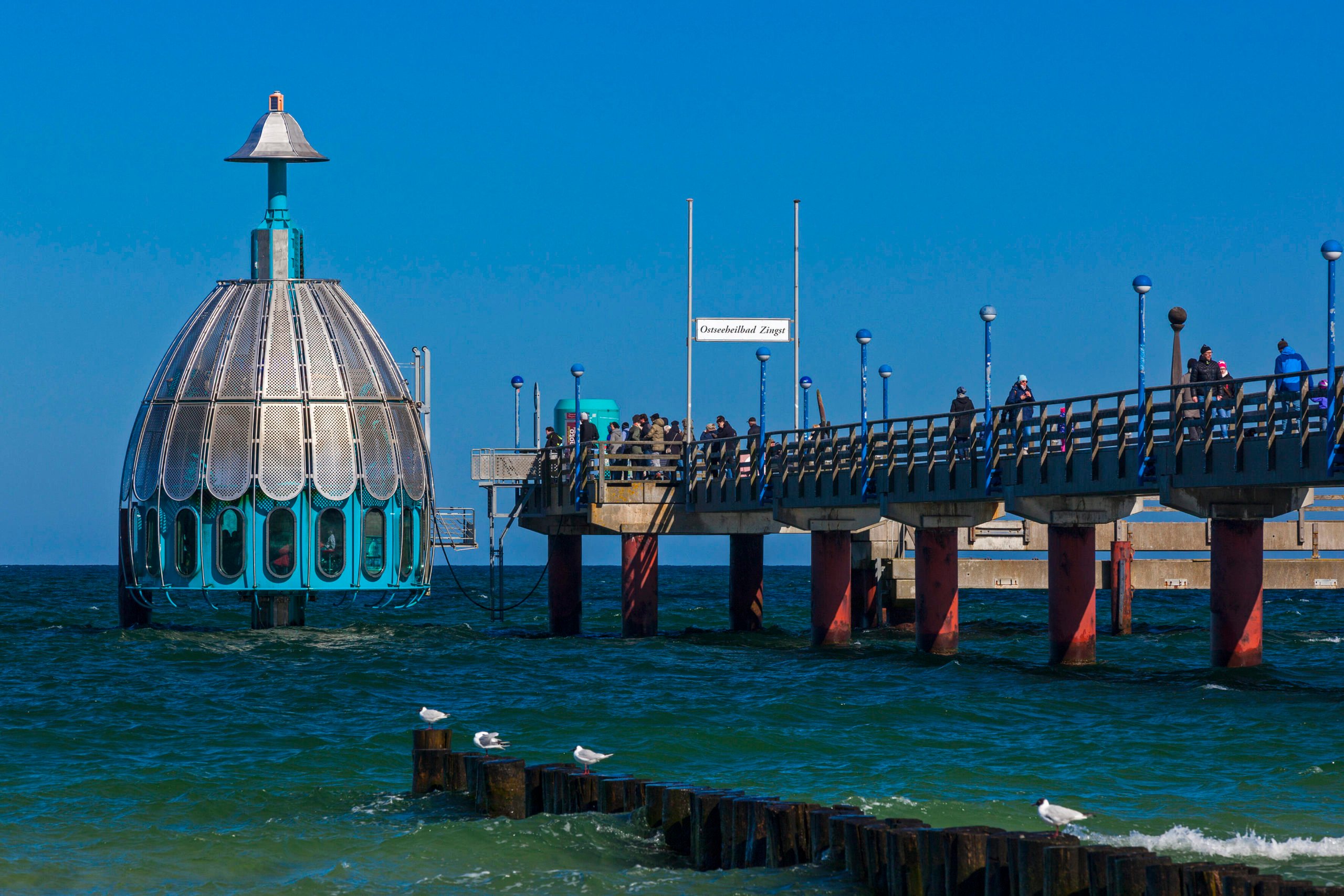 Tipps für Fischland-Darß-Zingst Gemeinsam auf Tauchgang, ohne nass zu werden: Die Tauchgondel in Zingst gleitet vier Meter unter die Wasseroberfläche der Ostsee hinab.