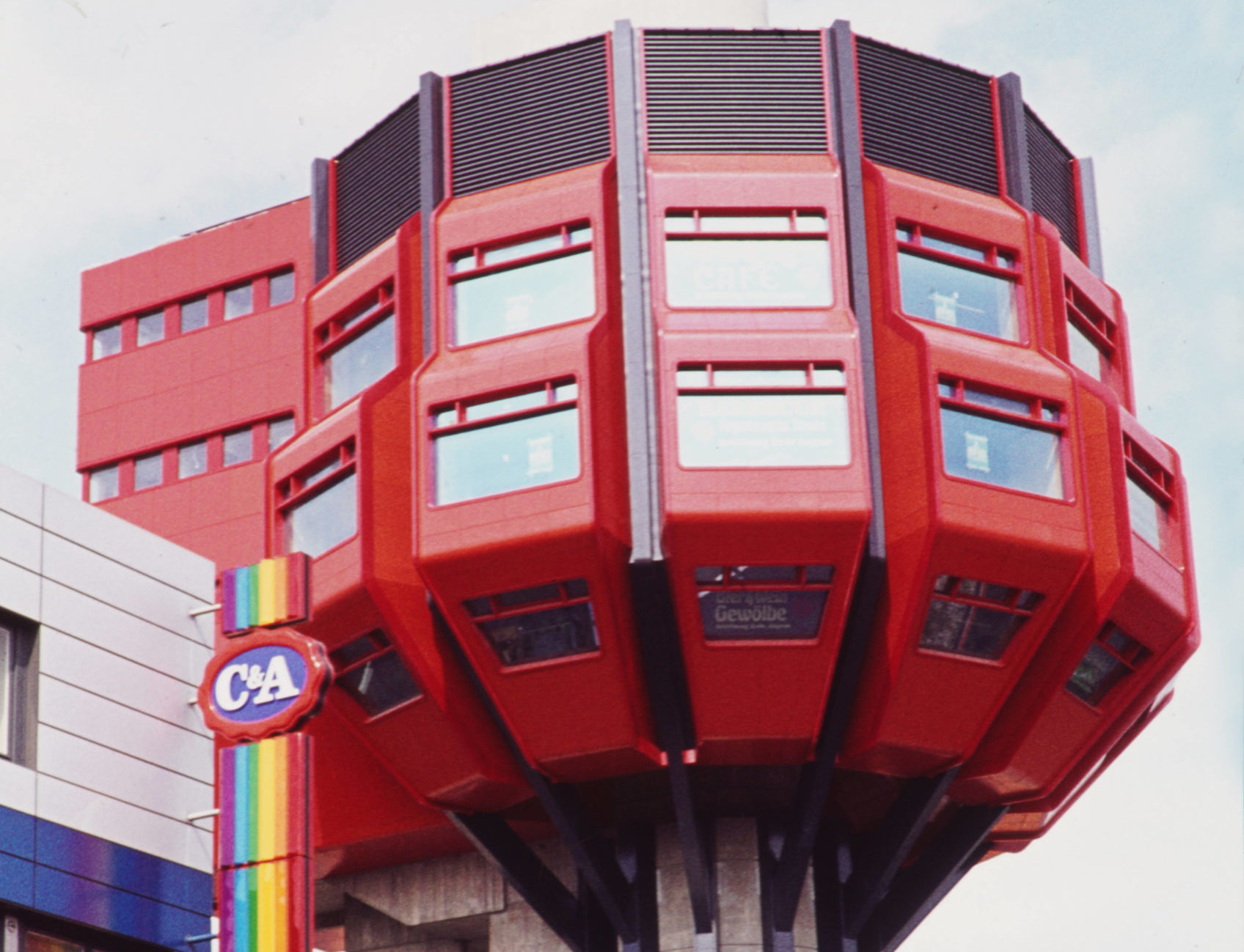 Das Turmrestaurant in Steglitz bekam den Beinamen "Bierpinsel", die Aufahme stammt von 1978. Foto: Imago/Serienlicht