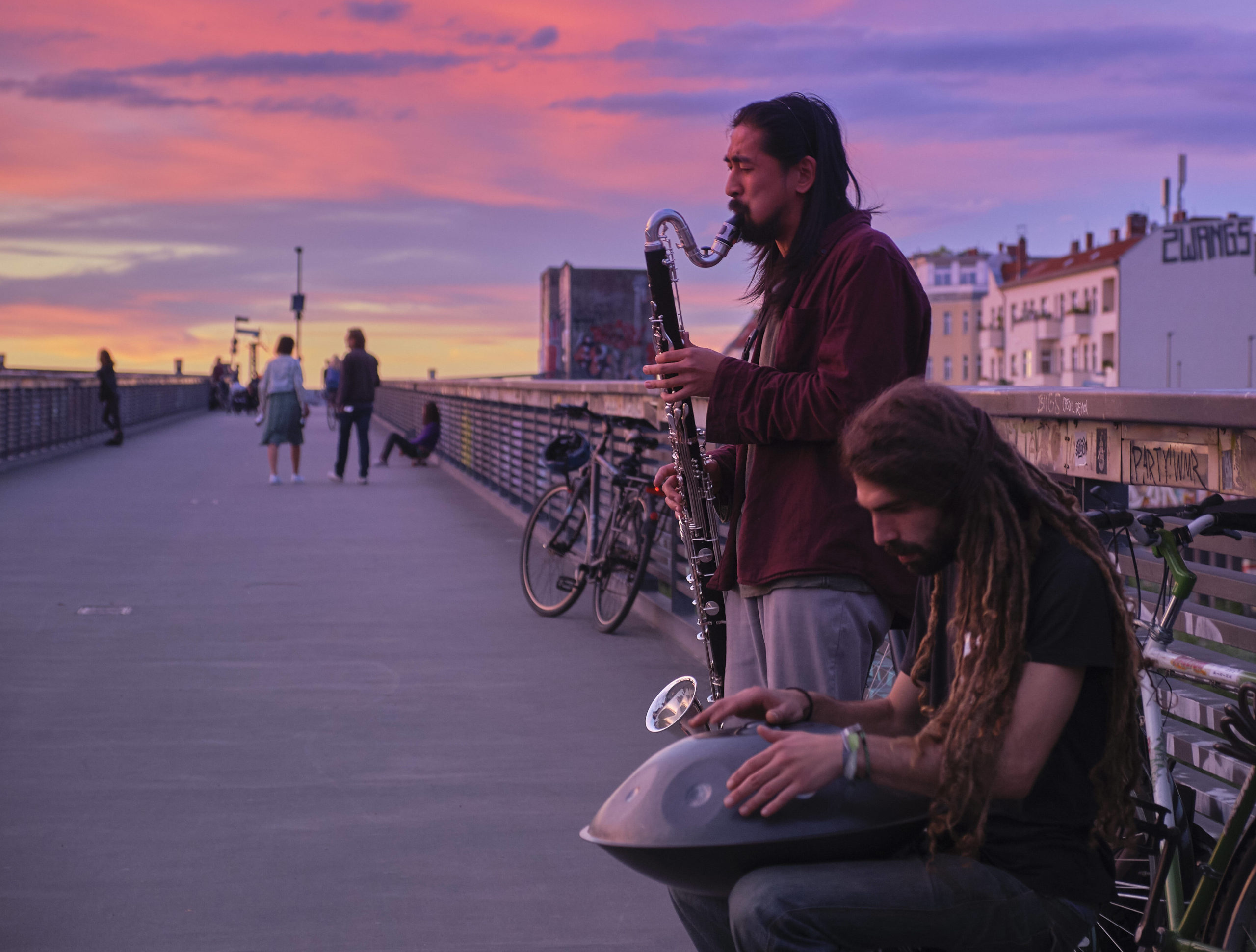 Straßenmusik in Berlin: Ein Duo musiziert mit Bassklarinette und dem exotischen Percussion-Instrument Hang auf dem Schwedter Steg in Prenzlauer Berg. Foto: Imago/Rolf Zöllner