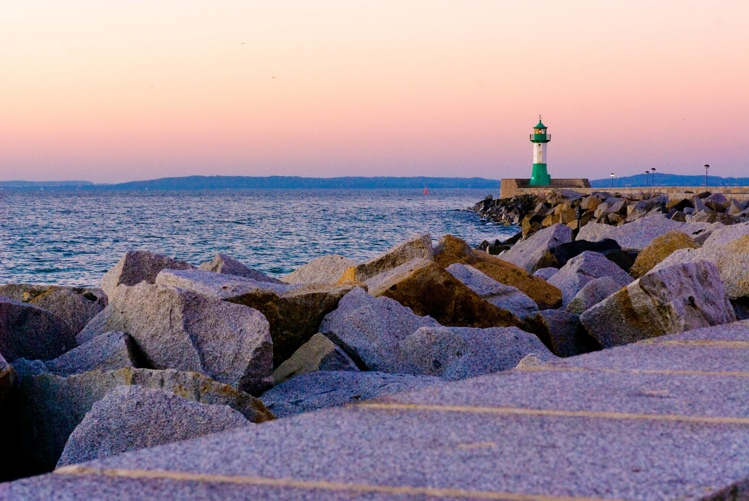 Rügen An der Mole in Sassnitz herrscht bei Sonnenuntergang typische Ostsee-Romantik.