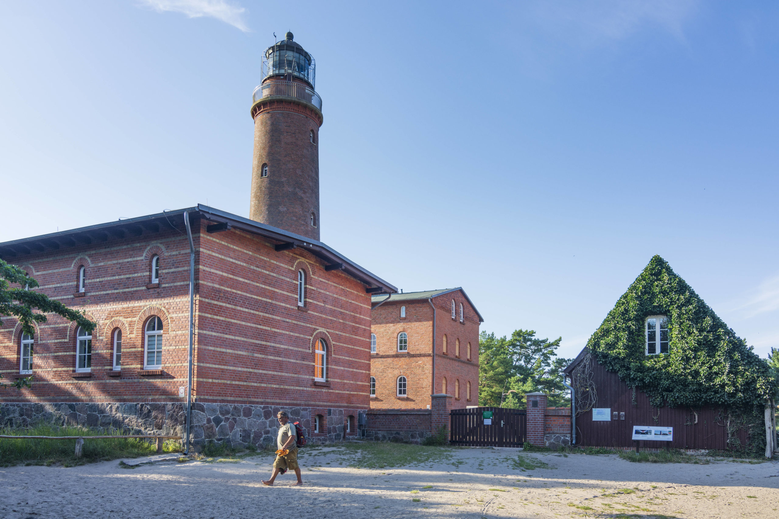 Tipps für Fischland-Darß-Zingst Historisches Bauwerk und Teil des Meeresmuseums Stralsund: Der älteste Leuchtturm auf dem Darß gehört zum Natureum, das die Pflanzen- und Tierwelt der Ostsee vorstellt.
