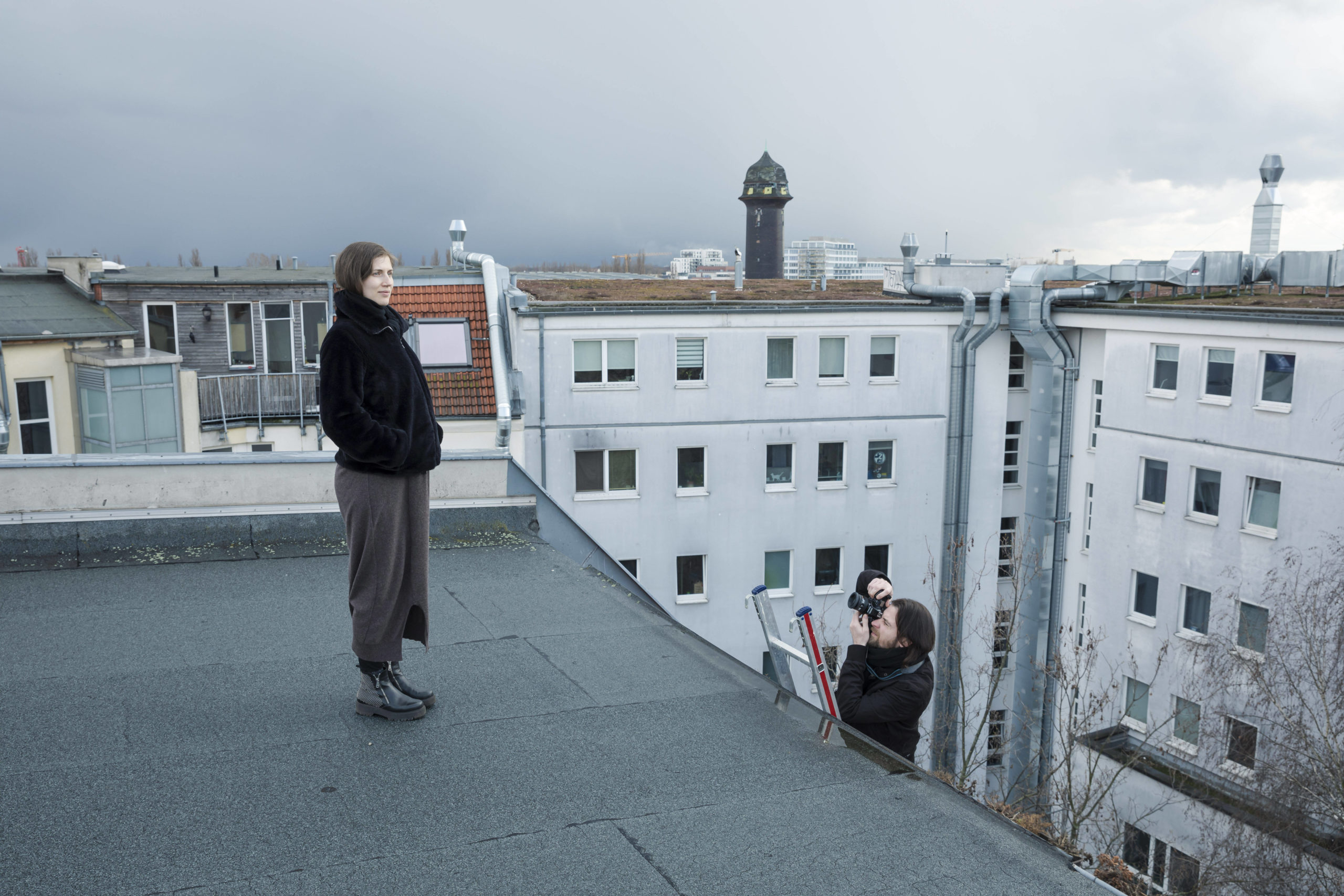 Filmregisseur Christian Klandt fotografiert seiner schwangere Lebenspartnerin Klara Kamm auf dem Dach seiner Wohnung. Foto: Imago/Achille Abboud