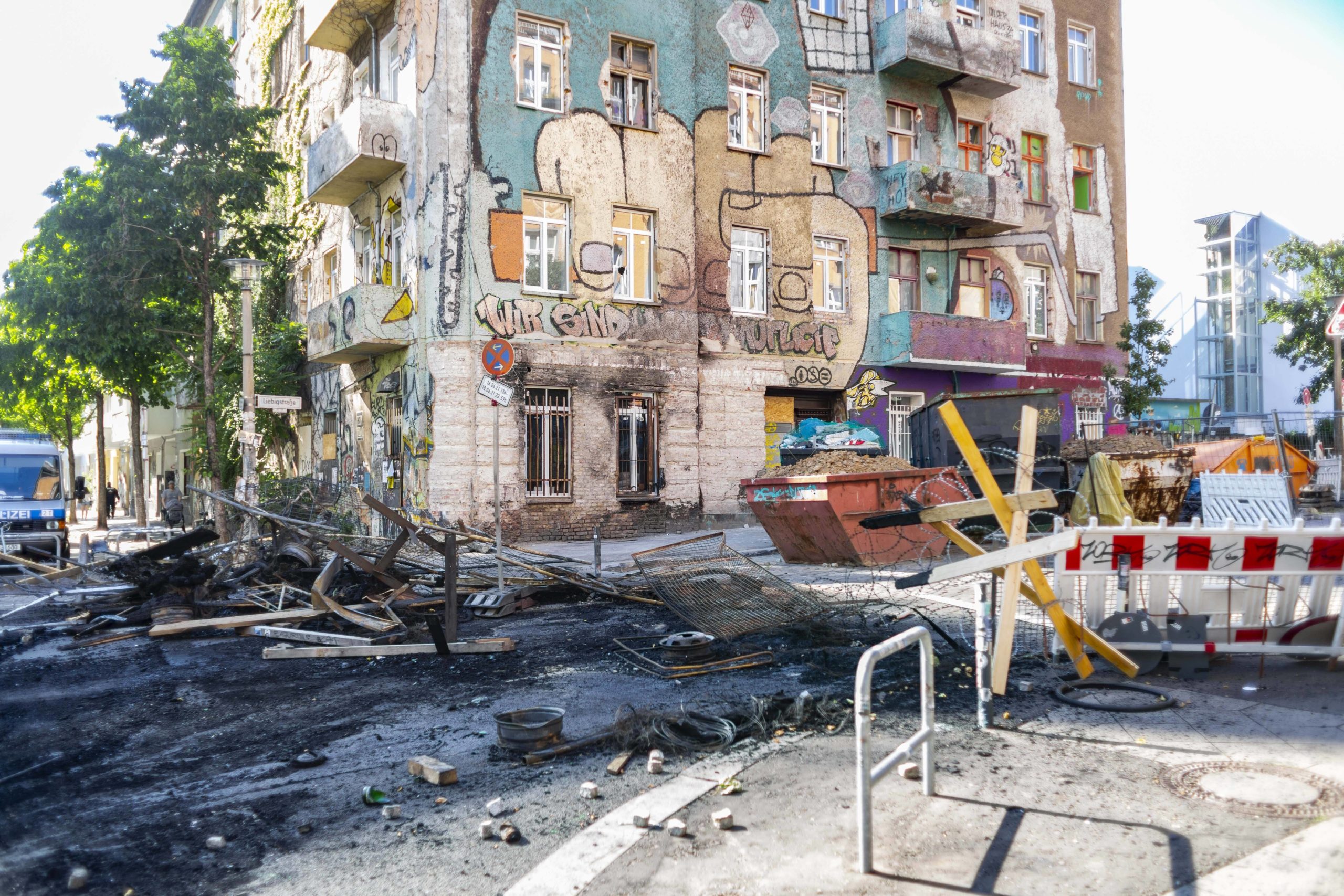 Brennende Barrikaden auf Rigaer Straße. Foto: Imago/A. Friedrichs