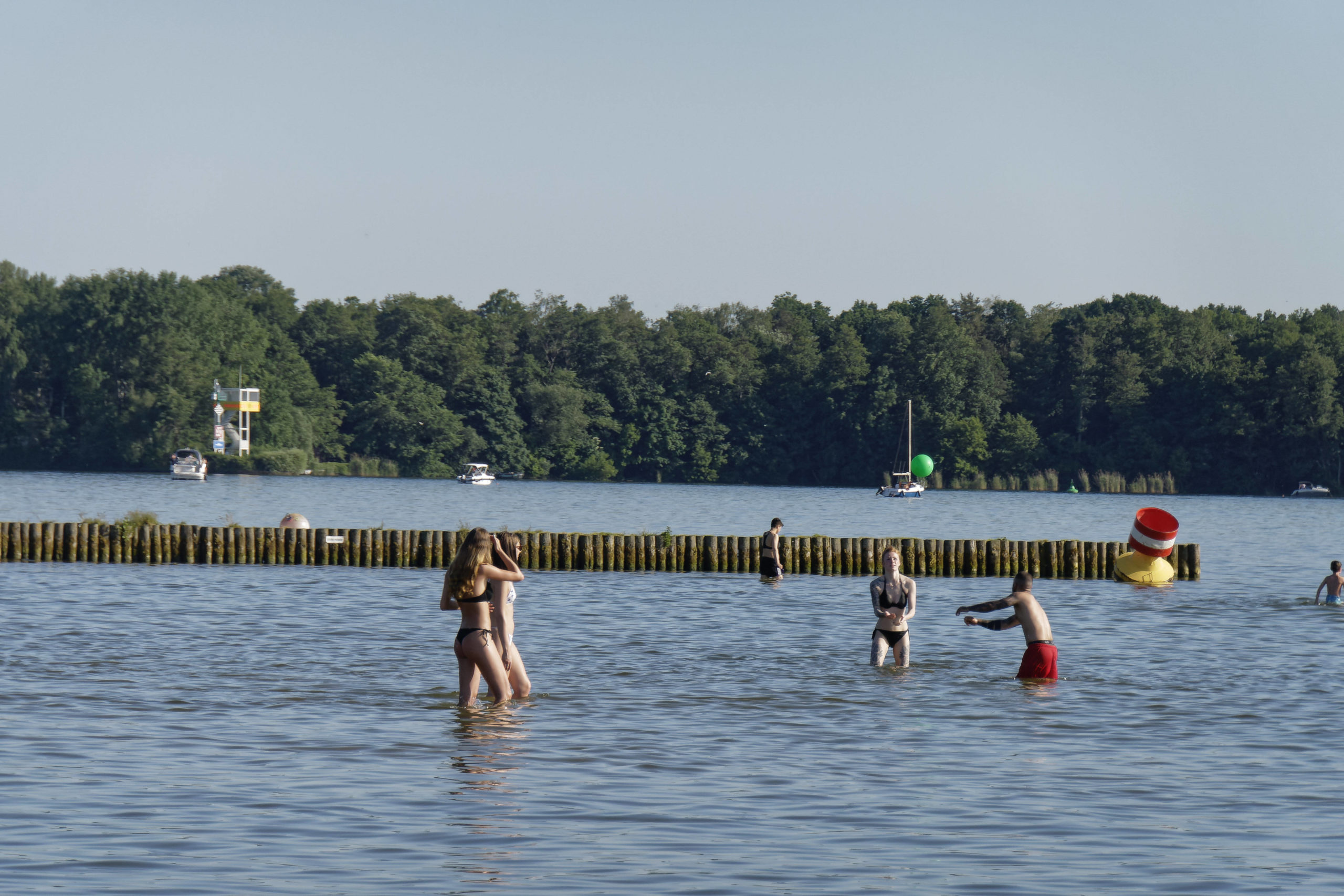 Am Müggelsee findet sich eines von Berlins Strandbädern. Vorne ist das Wasser ziemlich flach, also perfekt zum Ballspielen. Foto: Imago/Jürgen Held