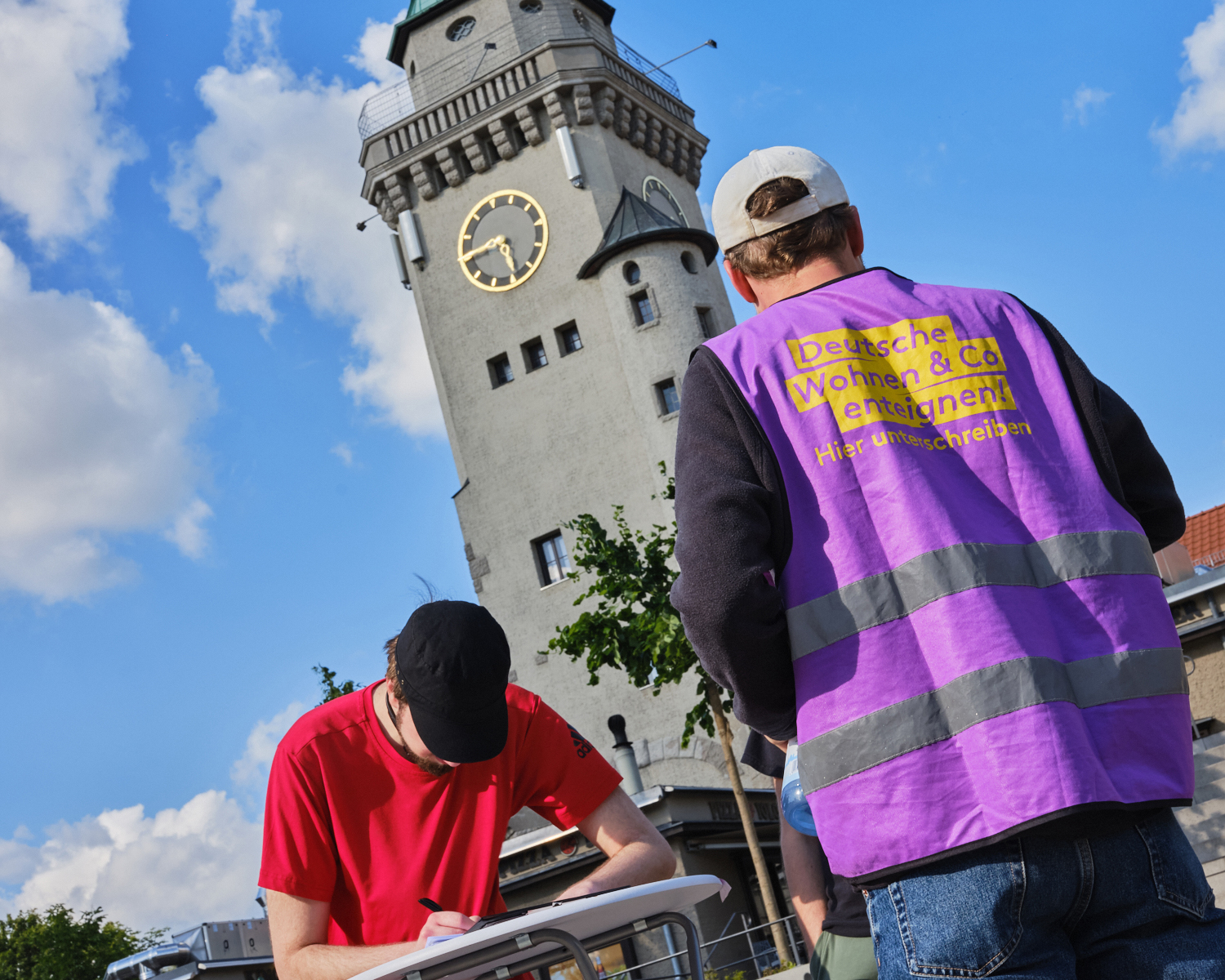 Die Aktivisten von "Deutsche Wohnen & Co. enteignen" im Elysium der Villenbesitzer:innen in Frohnau, vor dem Kasinoturm am S-Bahnhof. Foto: Jamesphoto