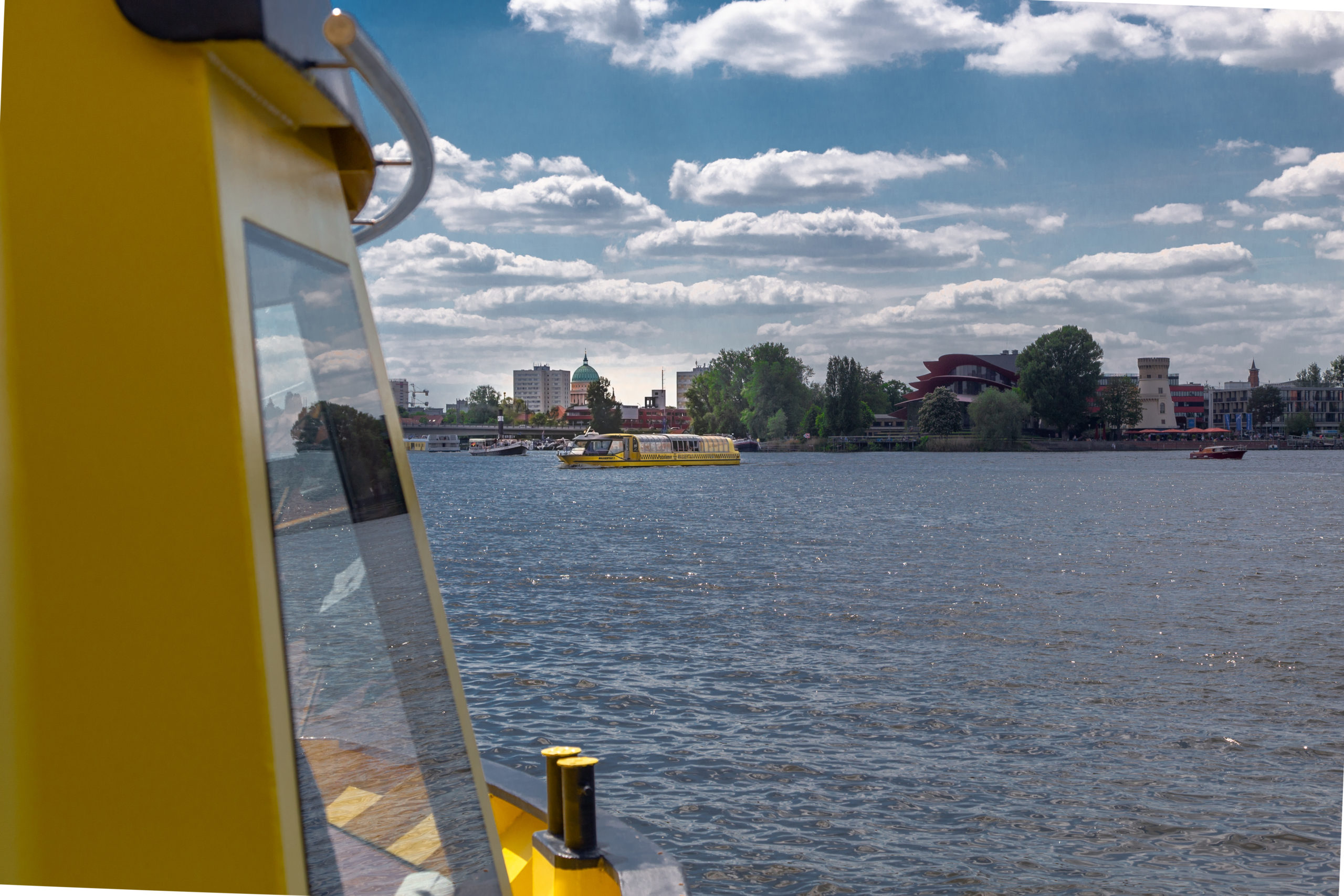Das gelbe Potsdamer Wassertaxi verbindet 13 Anlegestellen entlang der Havel. Foto: PMSG/André Stiebitz