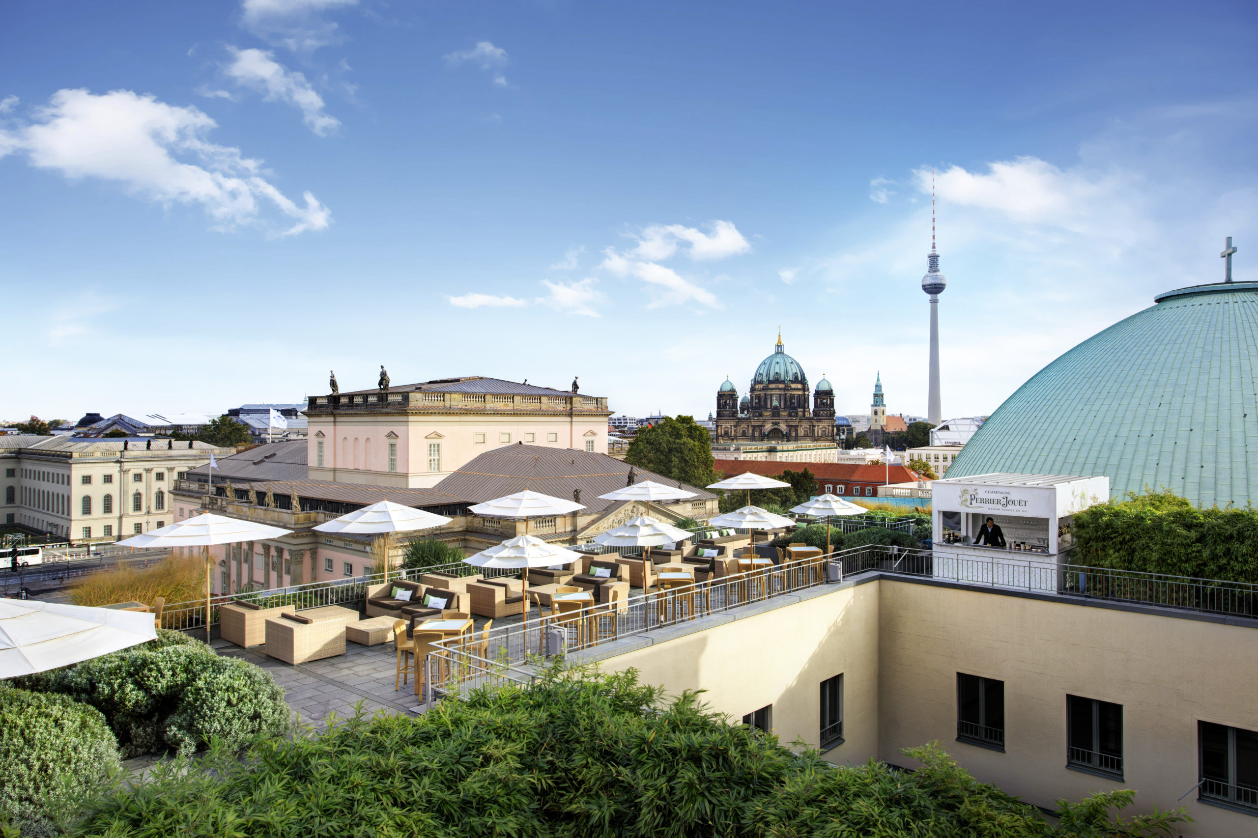 begehbare Dächer in Berlin Schöne Aussicht und Komfort: Die Dachterrasse des Hotel de Rome in Mitte ist ein gemütliches Plätzchen mit gastronomischen Ambitionen.