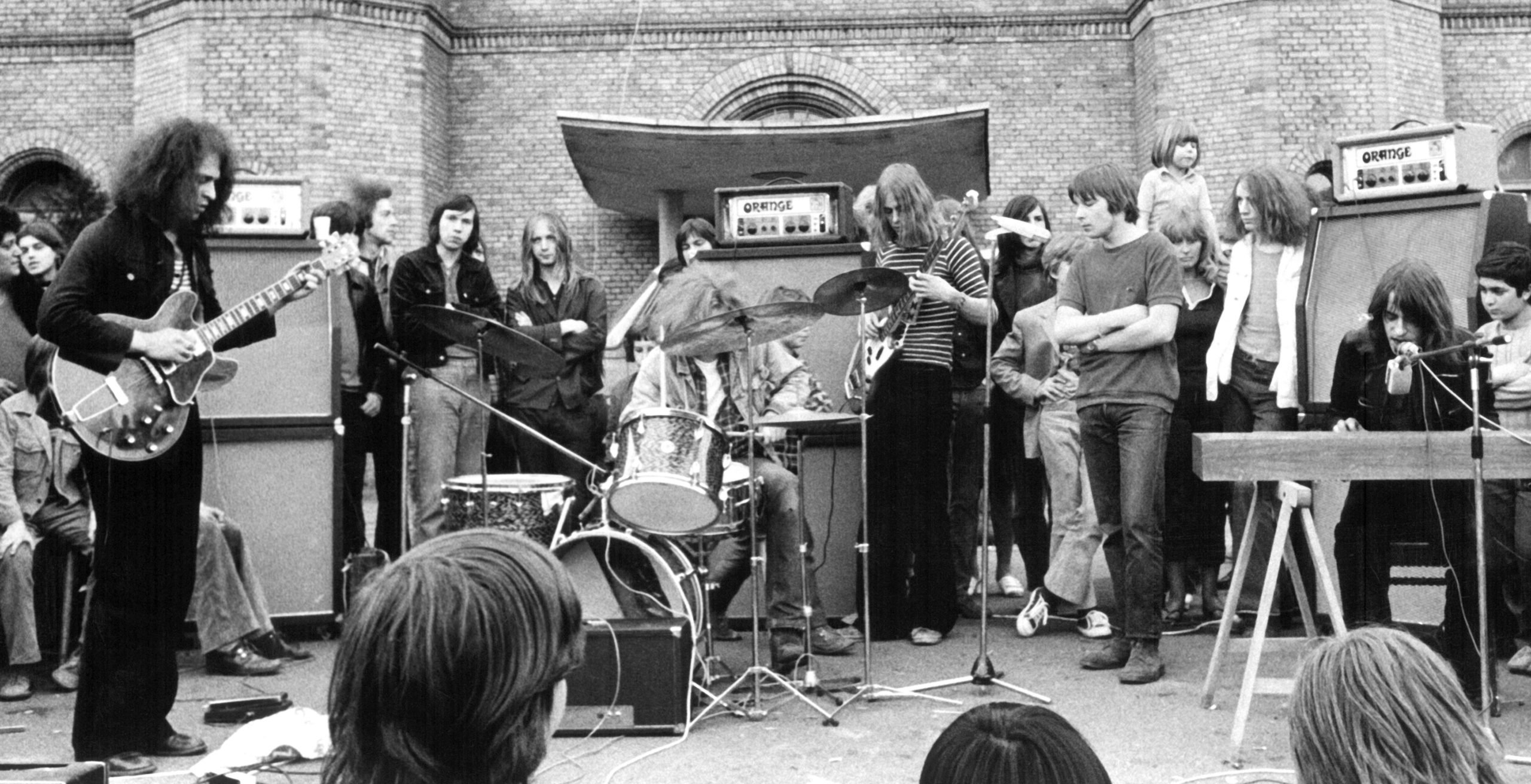 Mariannenplatz, Kreuzberg – Die Ton Steine Scherben geben ein Konzert vor dem leerstehenden Bethanien. Foto: Jutta Matthes