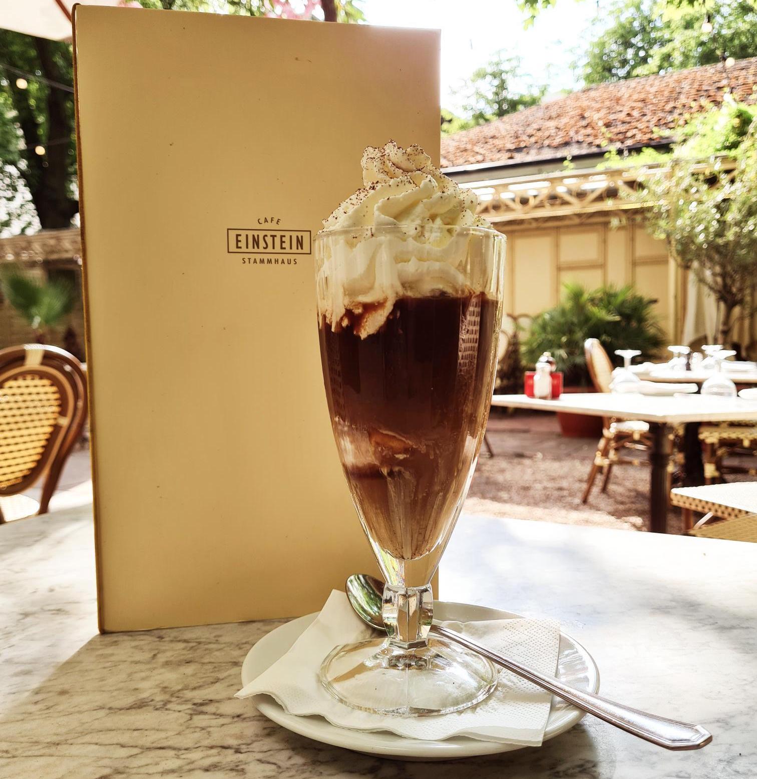 Eiskaffee An der Kurfürstenstraße bestellen wir am liebsten einen Wiener Eiskaffee mit hausgemachtem Vanilleeis – aber bitte mit Sahne!