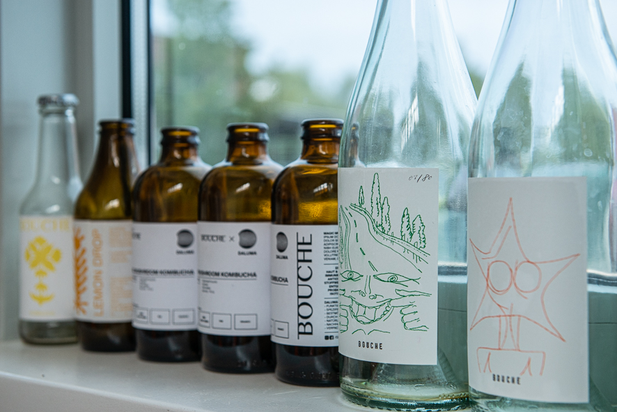 Große Flasche, Großes vor: Bouche Berlin braut Alternativen zum Wein auf Kombucha-Basis – perfekt für Mindful Drinking.     Foto: F. Anthea Schaap